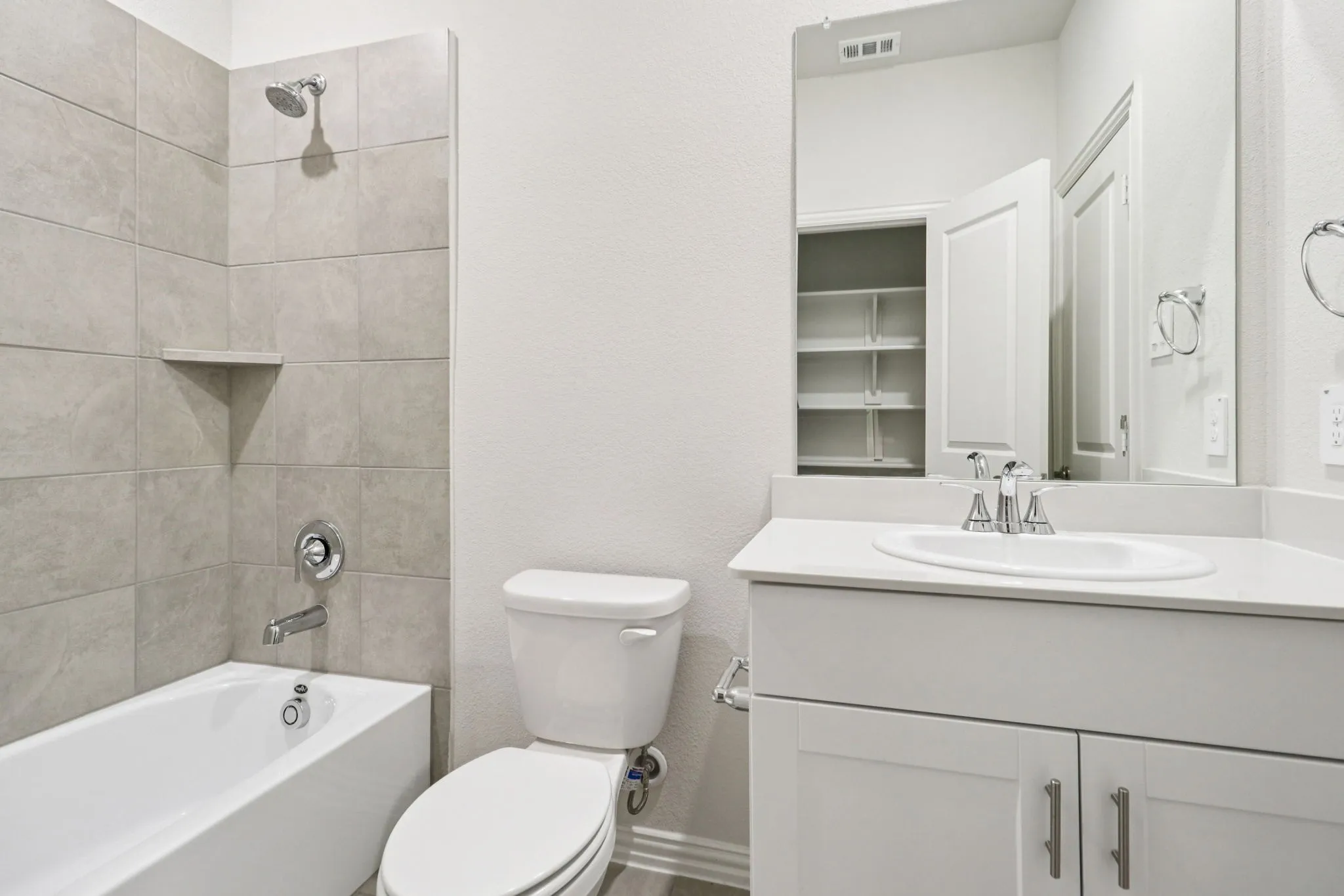  Photo is not of the actual home, but is an inspirational photo of builder’s model home and may depict options, furnishings, and/or decorator features that are not included.
