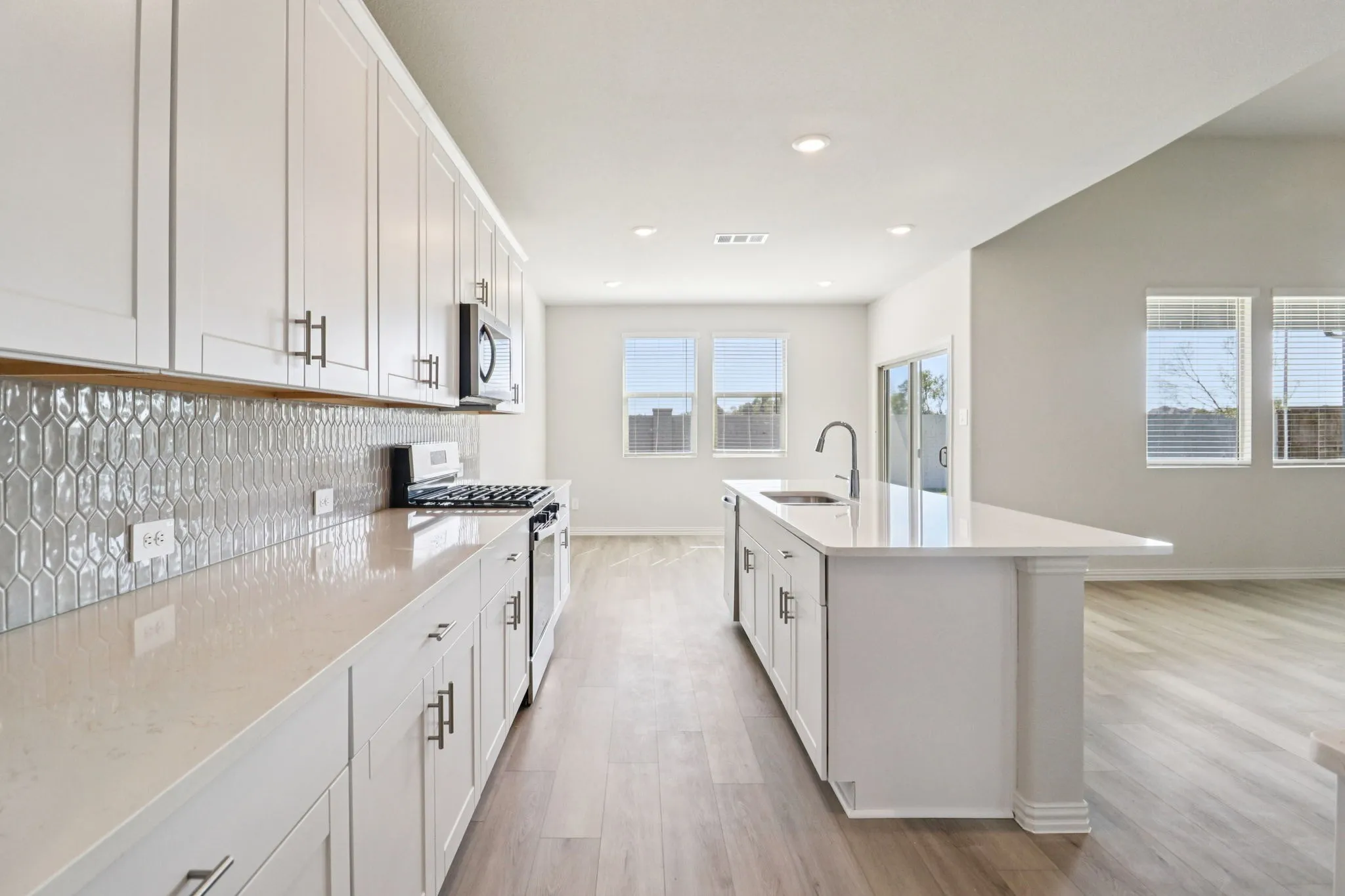 Photo is not of the actual home, but is an inspirational photo of builder’s model home and may depict options, furnishings, and/or decorator features that are not included.
