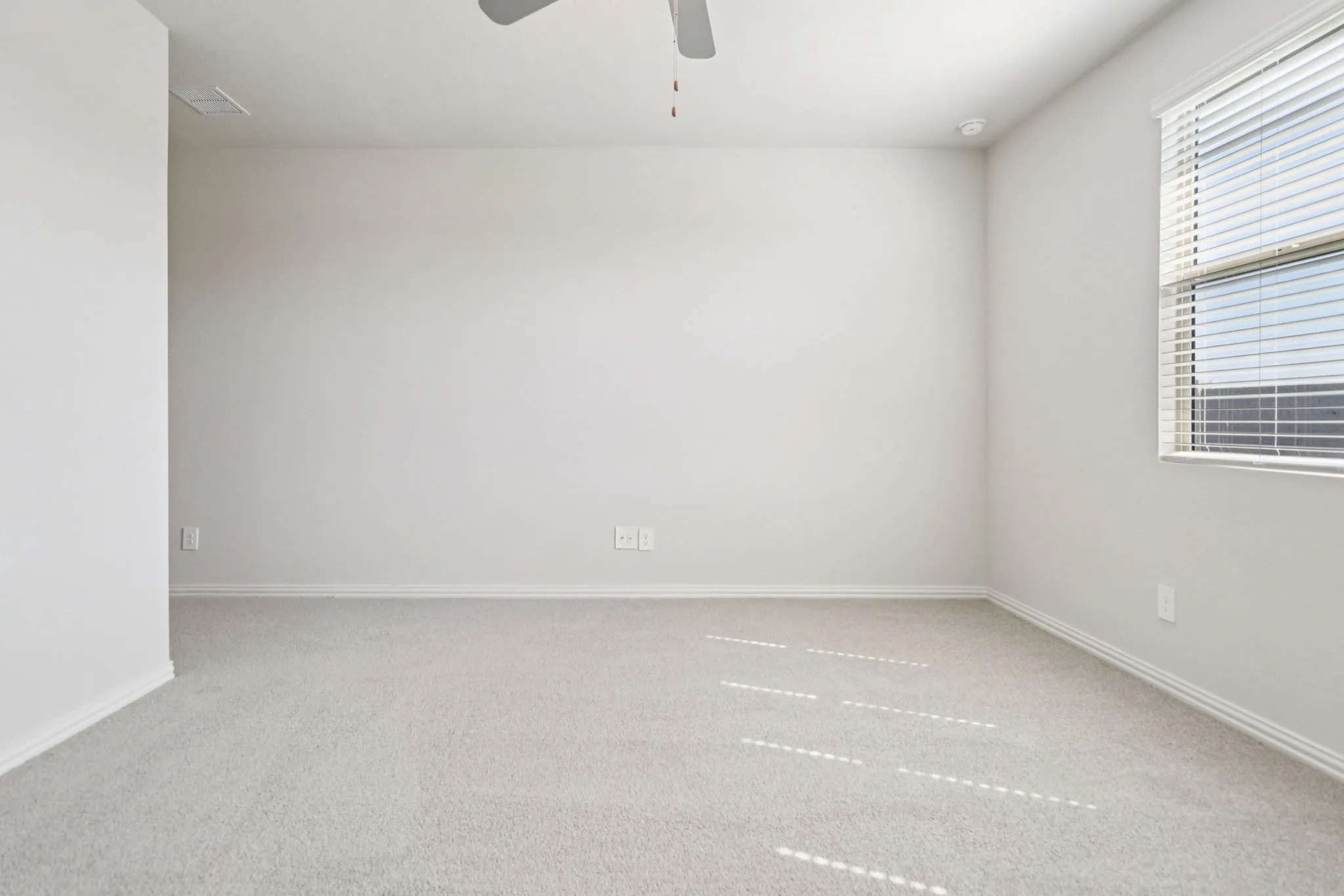  Photo is not of the actual home, but is an inspirational photo of builder’s model home and may depict options, furnishings, and/or decorator features that are not included.
