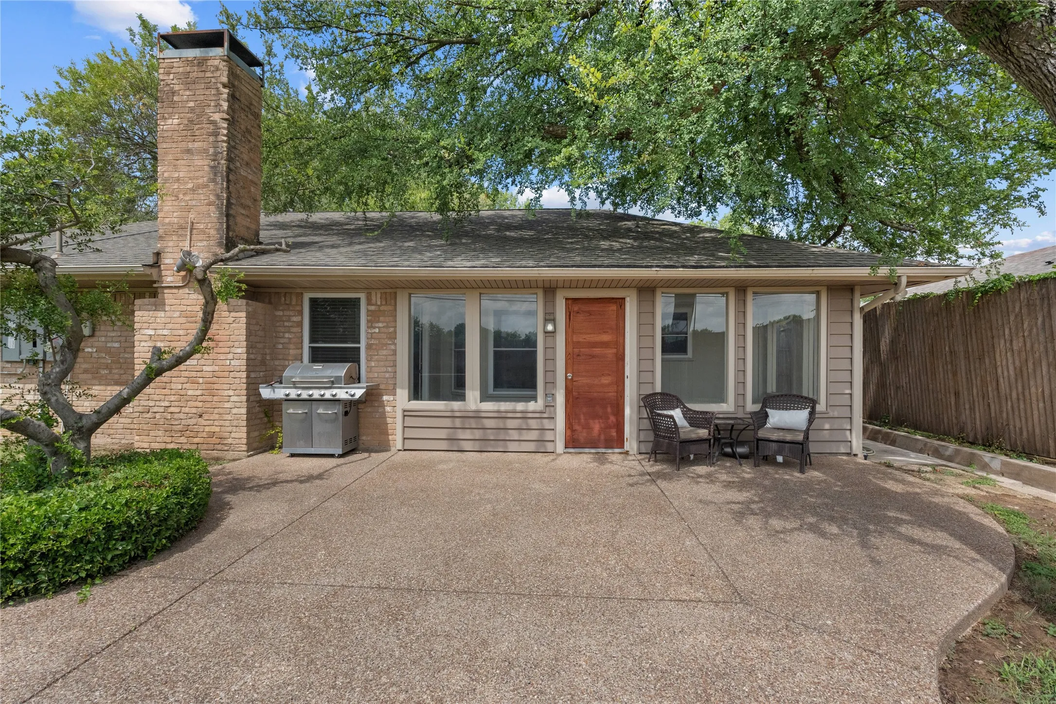Single Family Residence For Sale in Tarrant County , 2509 Smouldering Wood Drive, Arlington, Texas 76016, 3 Bedroom, 2 Bathroom, 2 Garage spaces, 1,650 Sqft, built in 1978, mls#21333716, Real Estate Agent in Arlington, Homes For Sale in Tarrant county, Homes For Sale in Arlington, Realtor in Arlington Texas, Real Estate Brokerage Independent Realty Texas, Luminita Cordes Realtor