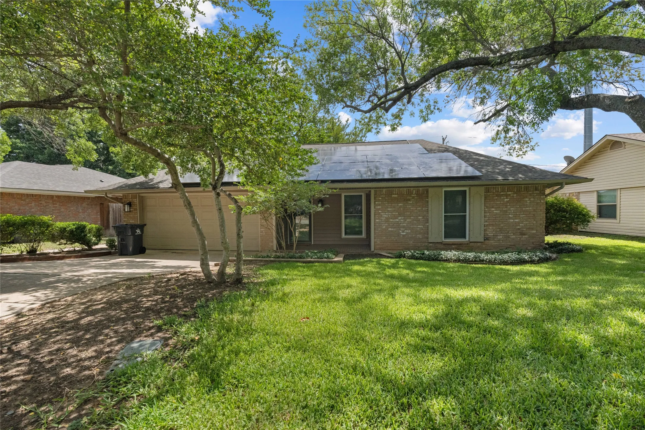Single Family Residence For Sale in Tarrant County , 2509 Smouldering Wood Drive, Arlington, Texas 76016, 3 Bedroom, 2 Bathroom, 2 Garage spaces, 1,650 Sqft, built in 1978, mls#21333716, Real Estate Agent in Arlington, Homes For Sale in Tarrant county, Homes For Sale in Arlington, Realtor in Arlington Texas, Real Estate Brokerage Independent Realty Texas, Luminita Cordes Realtor
