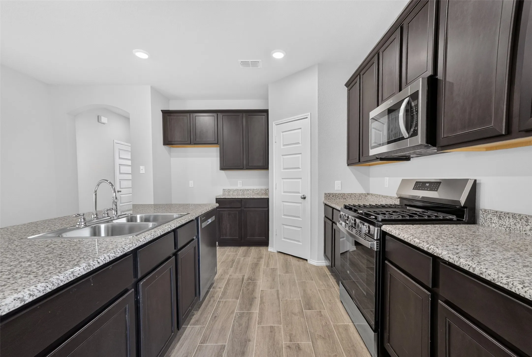 Single Family Residence For Sale in Tarrant County , 2800 Brittlebush Drive, Fort Worth, Texas 76108, 5 Bedroom, 3 Bathroom, 2 Garage spaces, 2,509 Sqft, built in 2022, mls#21336155, Real Estate Agent in Fort Worth, Homes For Sale in Tarrant county, Homes For Sale in Fort Worth, Realtor in Fort Worth Texas, Real Estate Brokerage Independent Realty Texas, Luminita Cordes Realtor