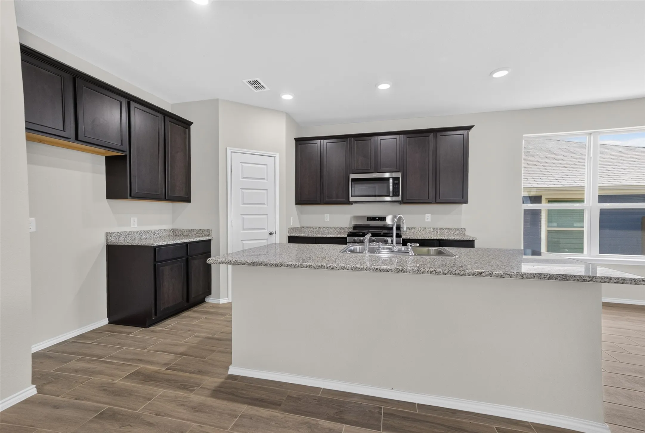 Single Family Residence For Sale in Tarrant County , 2800 Brittlebush Drive, Fort Worth, Texas 76108, 5 Bedroom, 3 Bathroom, 2 Garage spaces, 2,509 Sqft, built in 2022, mls#21336155, Real Estate Agent in Fort Worth, Homes For Sale in Tarrant county, Homes For Sale in Fort Worth, Realtor in Fort Worth Texas, Real Estate Brokerage Independent Realty Texas, Luminita Cordes Realtor