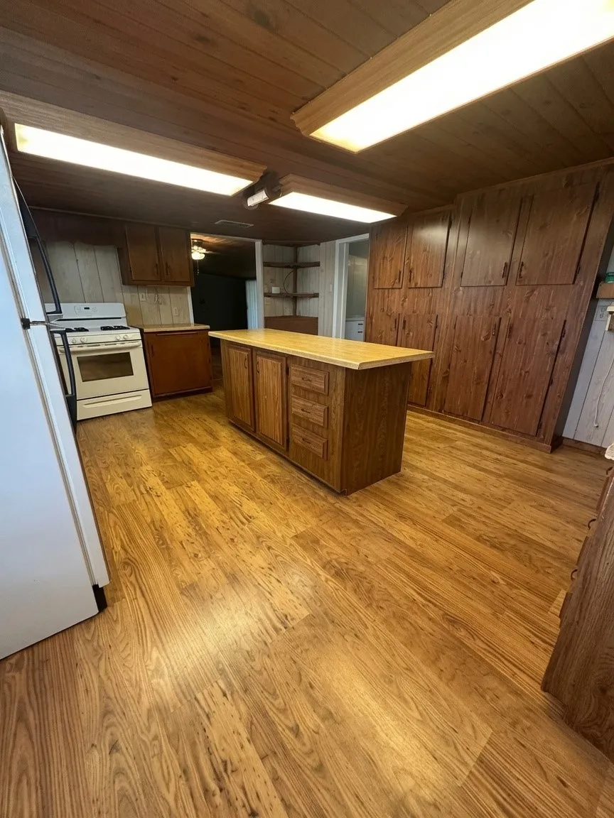Single Family Residence For Sale in Mc Lennan County , 9014 5th Street, Crawford, Texas 76638, 2 Bedroom, 2 Bathroom, Garage spaces, 1,200 Sqft, built in 1937, mls#21335749, Real Estate Agent in Crawford, Homes For Sale in Mc Lennan county, Homes For Sale in Crawford, Realtor in Crawford Texas, Real Estate Brokerage Independent Realty Texas, Luminita Cordes Realtor