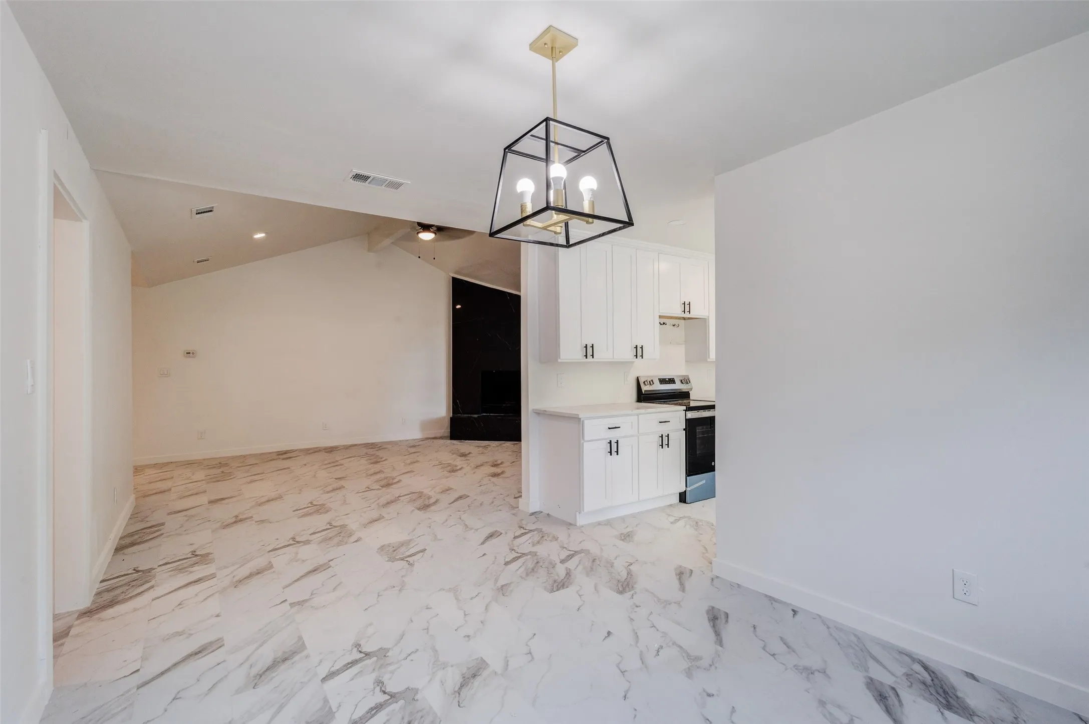Single Family Residence For Sale in Dallas County , 2437 Trenton Circle, Mesquite, Texas 75150, 3 Bedroom, 2 Bathroom, 2 Garage spaces, 1,536 Sqft, built in 1984, mls#21318116, Real Estate Agent in Mesquite, Homes For Sale in Dallas county, Homes For Sale in Mesquite, Realtor in Mesquite Texas, Real Estate Brokerage Independent Realty Texas, Luminita Cordes Realtor
