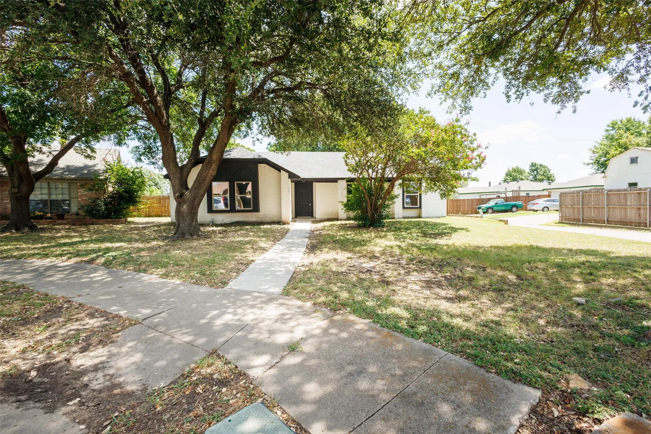 Single Family Residence For Sale in Dallas County , 2437 Trenton Circle, Mesquite, Texas 75150, 3 Bedroom, 2 Bathroom, 2 Garage spaces, 1,536 Sqft, built in 1984, mls#21318116, Real Estate Agent in Mesquite, Homes For Sale in Dallas county, Homes For Sale in Mesquite, Realtor in Mesquite Texas, Real Estate Brokerage Independent Realty Texas, Luminita Cordes Realtor