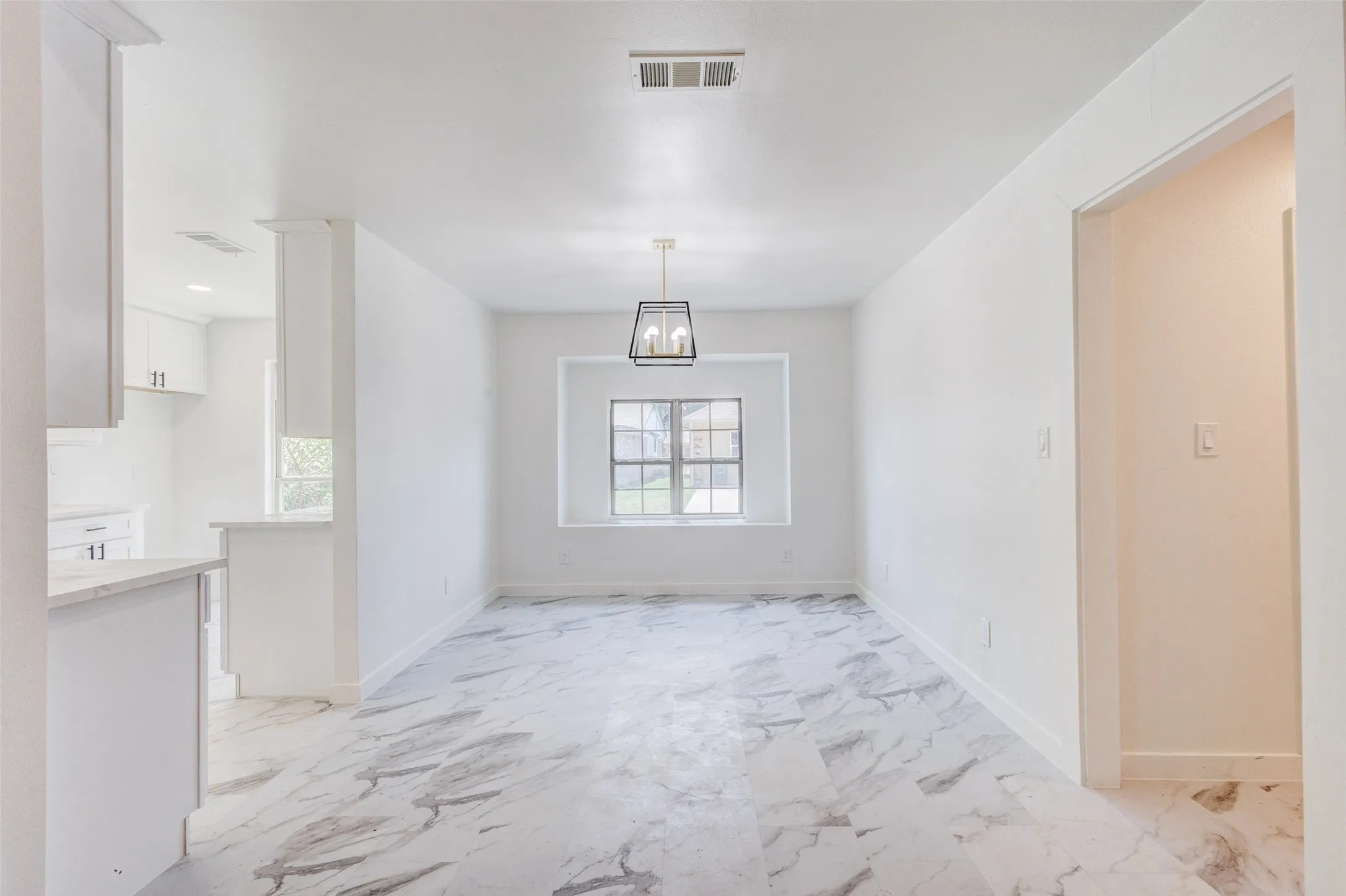 Single Family Residence For Sale in Dallas County , 2437 Trenton Circle, Mesquite, Texas 75150, 3 Bedroom, 2 Bathroom, 2 Garage spaces, 1,536 Sqft, built in 1984, mls#21318116, Real Estate Agent in Mesquite, Homes For Sale in Dallas county, Homes For Sale in Mesquite, Realtor in Mesquite Texas, Real Estate Brokerage Independent Realty Texas, Luminita Cordes Realtor