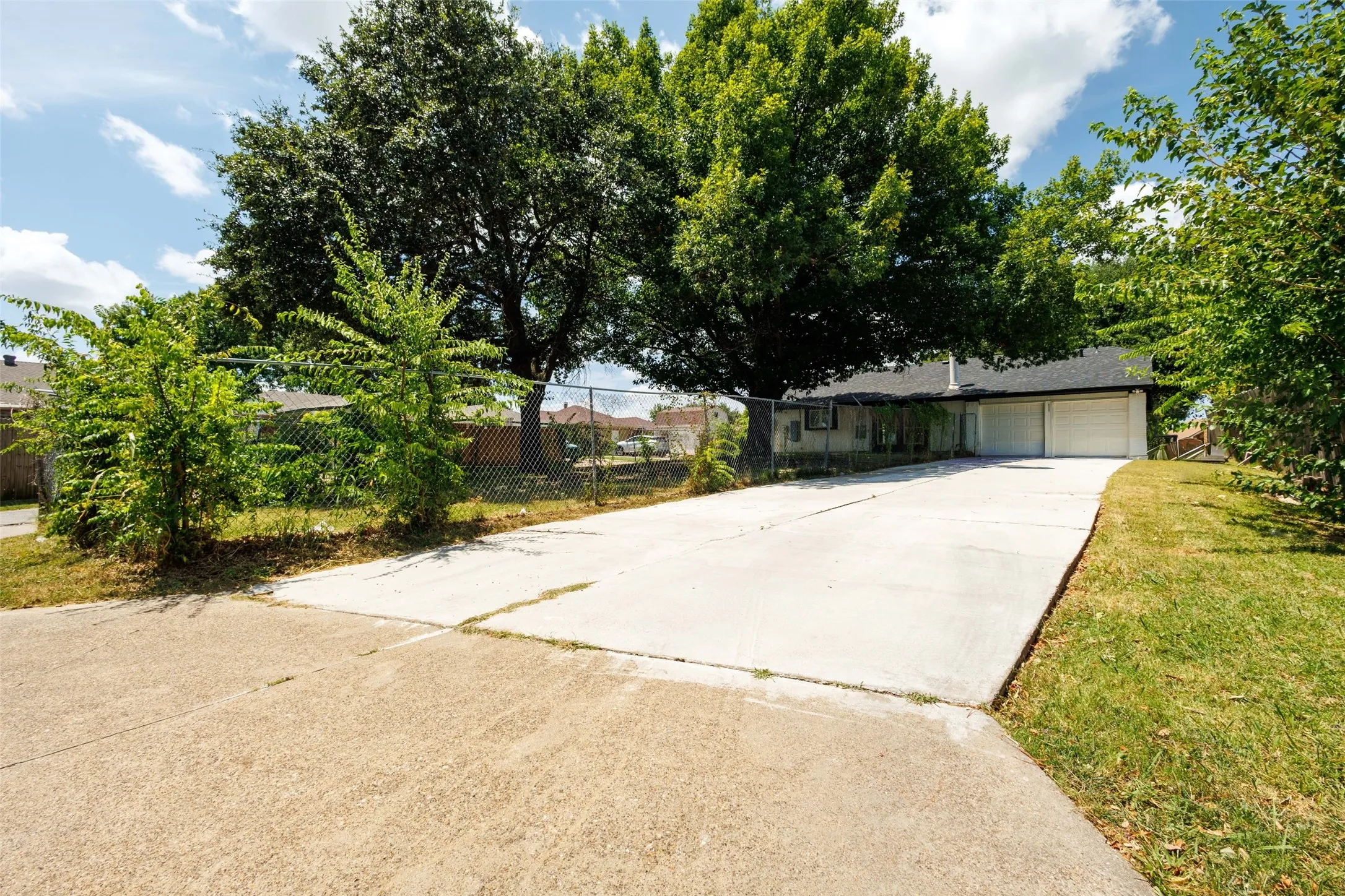 Single Family Residence For Sale in Dallas County , 2437 Trenton Circle, Mesquite, Texas 75150, 3 Bedroom, 2 Bathroom, 2 Garage spaces, 1,536 Sqft, built in 1984, mls#21318116, Real Estate Agent in Mesquite, Homes For Sale in Dallas county, Homes For Sale in Mesquite, Realtor in Mesquite Texas, Real Estate Brokerage Independent Realty Texas, Luminita Cordes Realtor