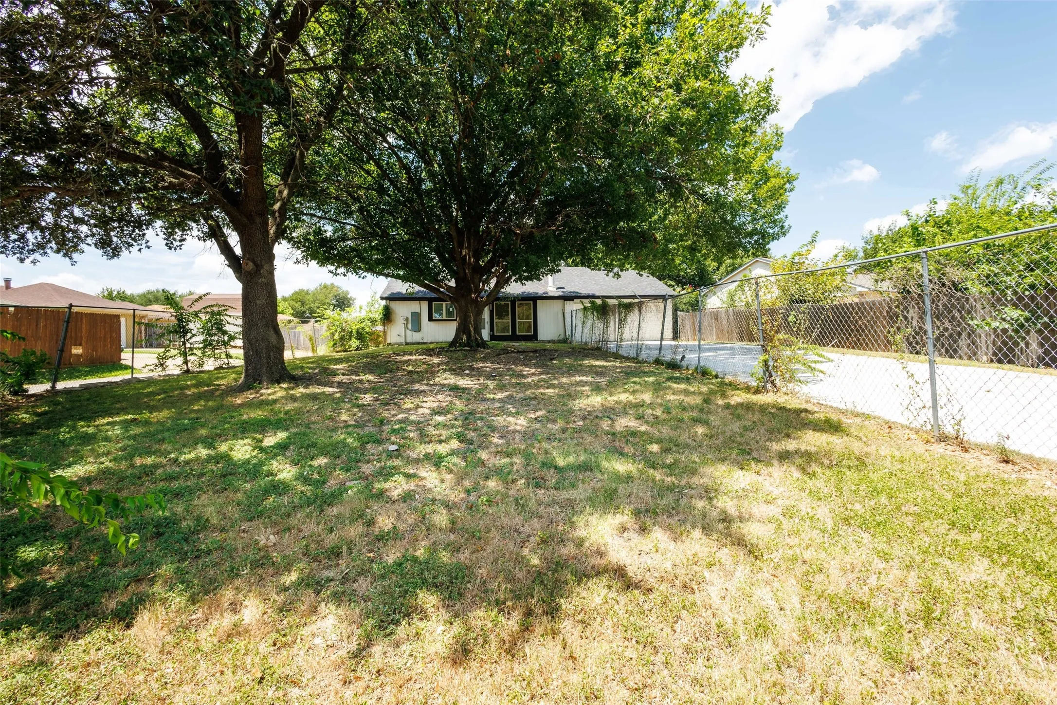 Single Family Residence For Sale in Dallas County , 2437 Trenton Circle, Mesquite, Texas 75150, 3 Bedroom, 2 Bathroom, 2 Garage spaces, 1,536 Sqft, built in 1984, mls#21318116, Real Estate Agent in Mesquite, Homes For Sale in Dallas county, Homes For Sale in Mesquite, Realtor in Mesquite Texas, Real Estate Brokerage Independent Realty Texas, Luminita Cordes Realtor