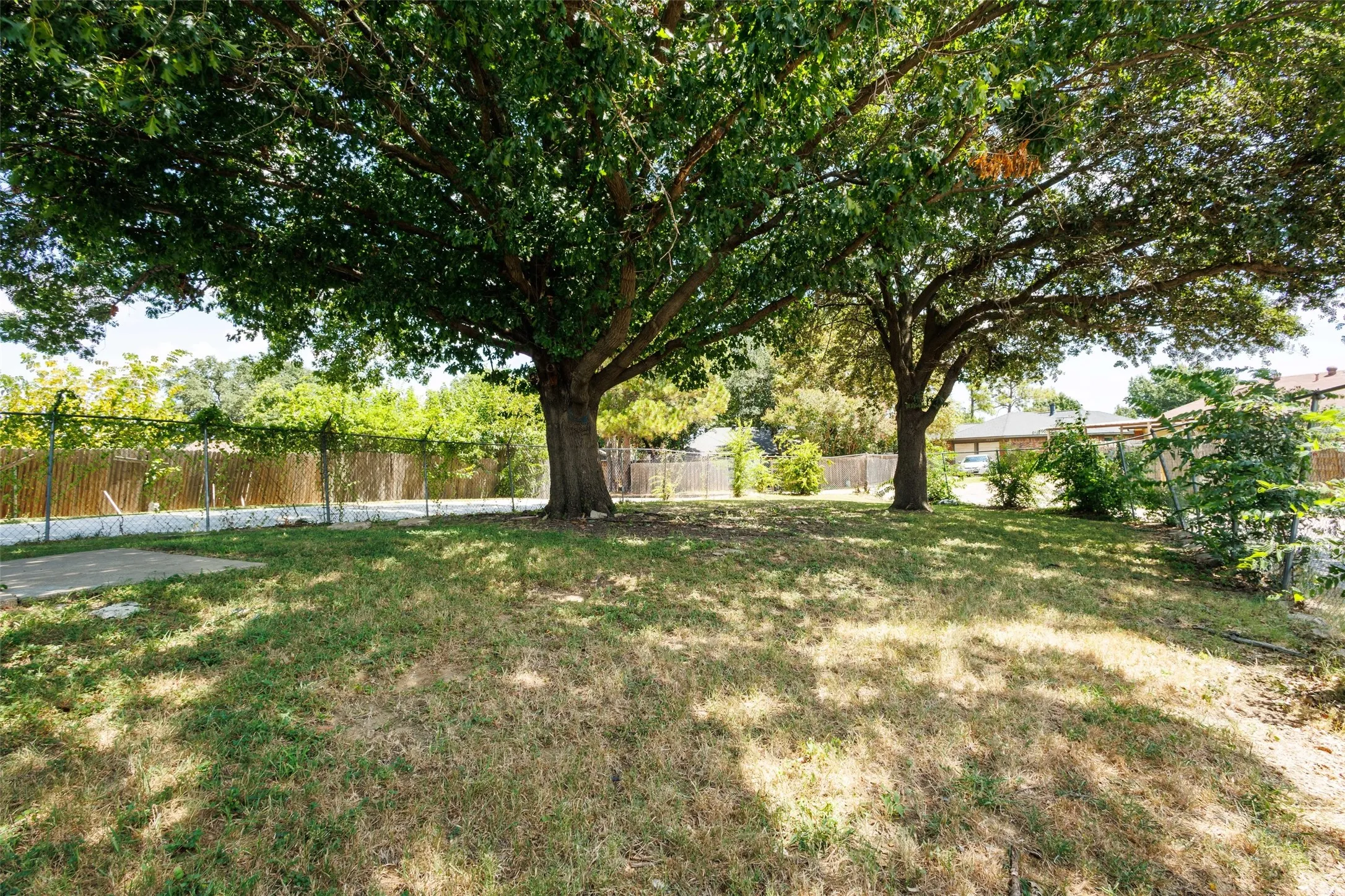 Single Family Residence For Sale in Dallas County , 2437 Trenton Circle, Mesquite, Texas 75150, 3 Bedroom, 2 Bathroom, 2 Garage spaces, 1,536 Sqft, built in 1984, mls#21318116, Real Estate Agent in Mesquite, Homes For Sale in Dallas county, Homes For Sale in Mesquite, Realtor in Mesquite Texas, Real Estate Brokerage Independent Realty Texas, Luminita Cordes Realtor