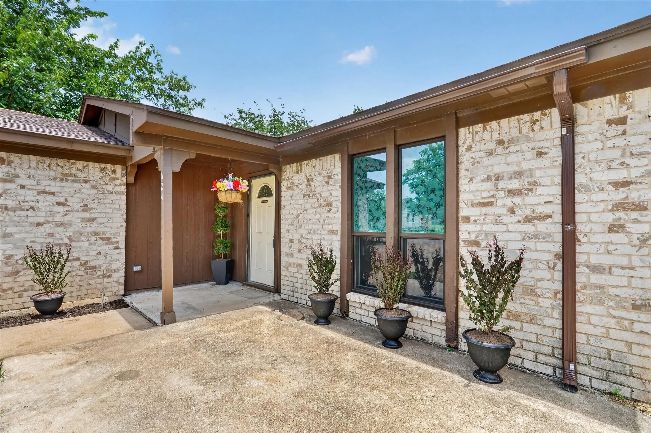 Single Family Residence For Sale in Tarrant County , 624 Hallvale Drive, White Settlement, Texas 76108, 4 Bedroom, 2 Bathroom, 2 Garage spaces, 1,675 Sqft, built in 1977, mls#21335934, Real Estate Agent in White Settlement, Homes For Sale in Tarrant county, Homes For Sale in White Settlement, Realtor in White Settlement Texas, Real Estate Brokerage Independent Realty Texas, Luminita Cordes Realtor