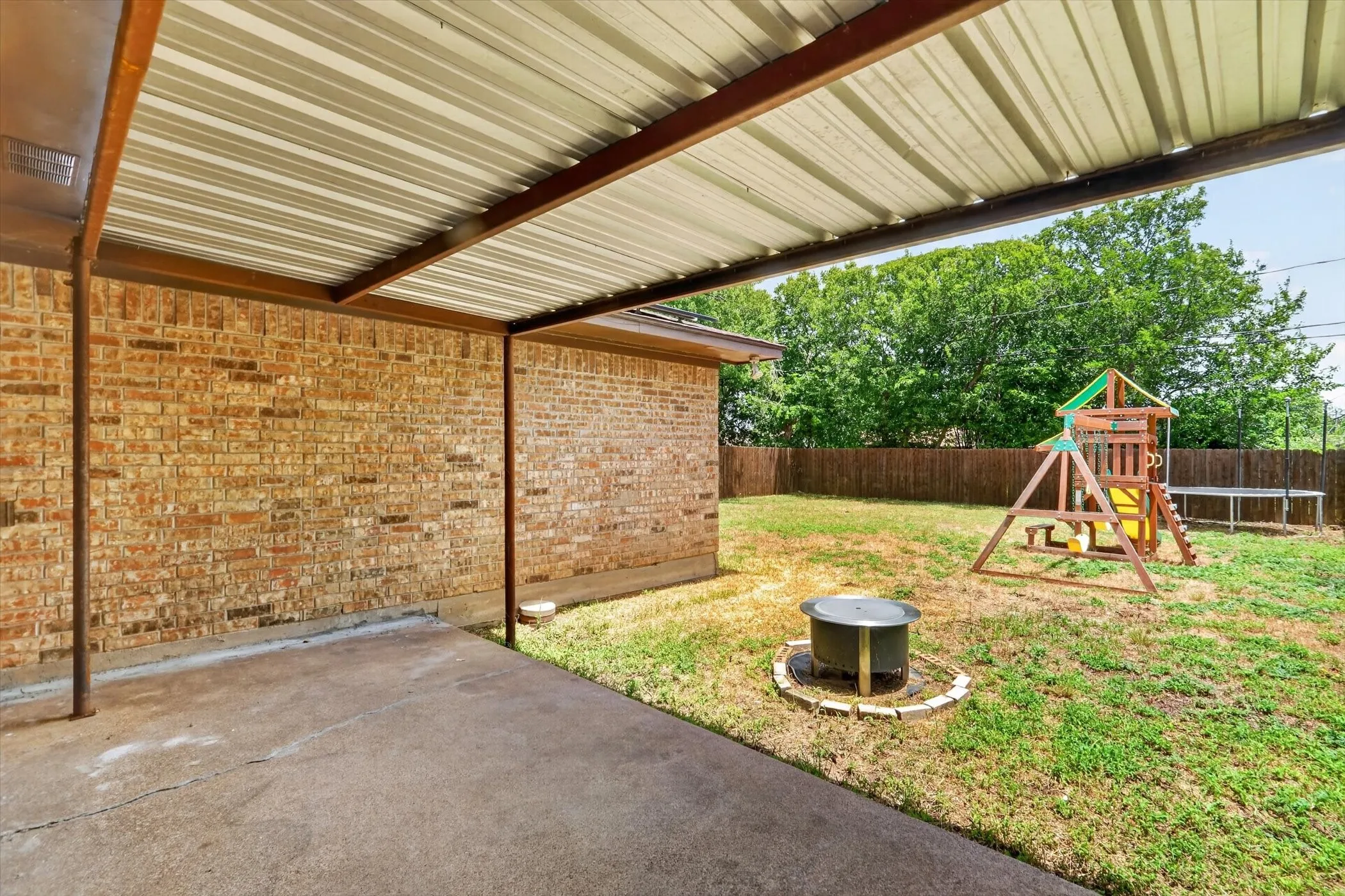 Single Family Residence For Sale in Tarrant County , 624 Hallvale Drive, White Settlement, Texas 76108, 4 Bedroom, 2 Bathroom, 2 Garage spaces, 1,675 Sqft, built in 1977, mls#21335934, Real Estate Agent in White Settlement, Homes For Sale in Tarrant county, Homes For Sale in White Settlement, Realtor in White Settlement Texas, Real Estate Brokerage Independent Realty Texas, Luminita Cordes Realtor