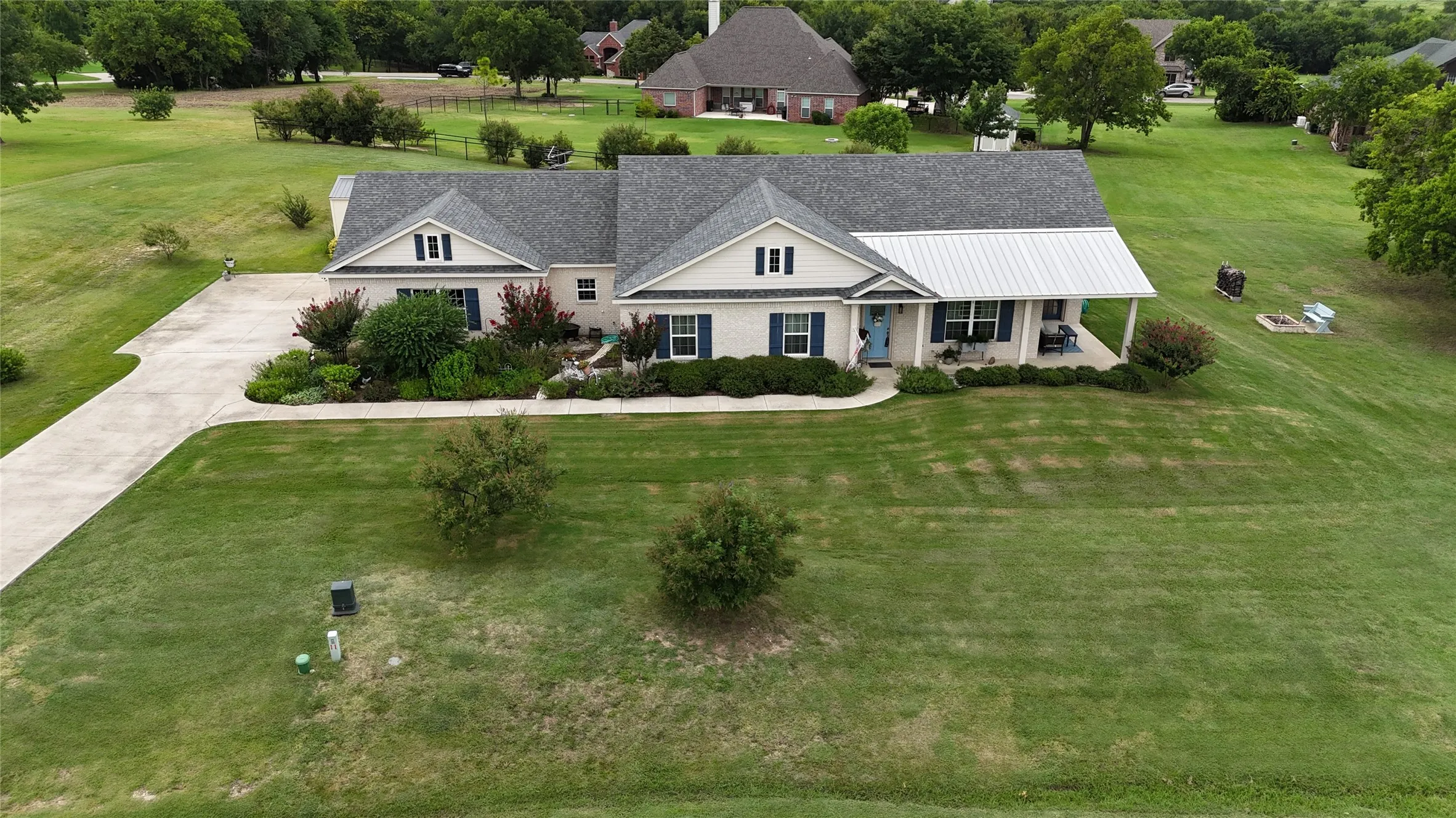 Single Family Residence For Sale in Grayson County , 131 Whispering Winds Drive, Gunter, Texas 75058, 3 Bedroom, 2 Bathroom, 3 Garage spaces, 2,533 Sqft, built in 2016, mls#21330846, Real Estate Agent in Gunter, Homes For Sale in Grayson county, Homes For Sale in Gunter, Realtor in Gunter Texas, Real Estate Brokerage Independent Realty Texas, Luminita Cordes Realtor