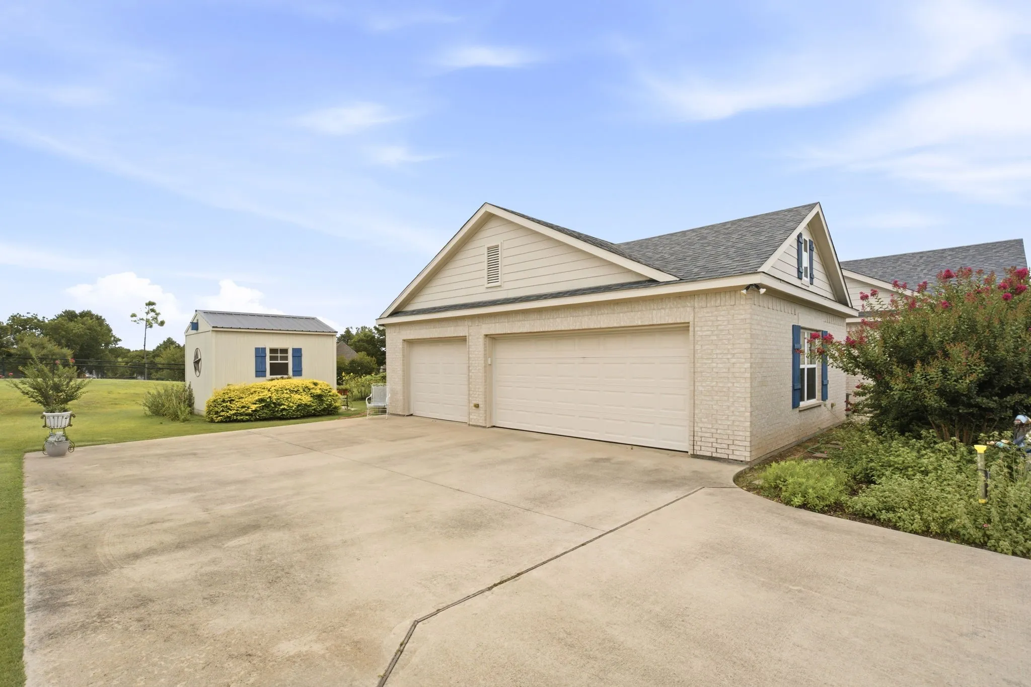 Single Family Residence For Sale in Grayson County , 131 Whispering Winds Drive, Gunter, Texas 75058, 3 Bedroom, 2 Bathroom, 3 Garage spaces, 2,533 Sqft, built in 2016, mls#21330846, Real Estate Agent in Gunter, Homes For Sale in Grayson county, Homes For Sale in Gunter, Realtor in Gunter Texas, Real Estate Brokerage Independent Realty Texas, Luminita Cordes Realtor