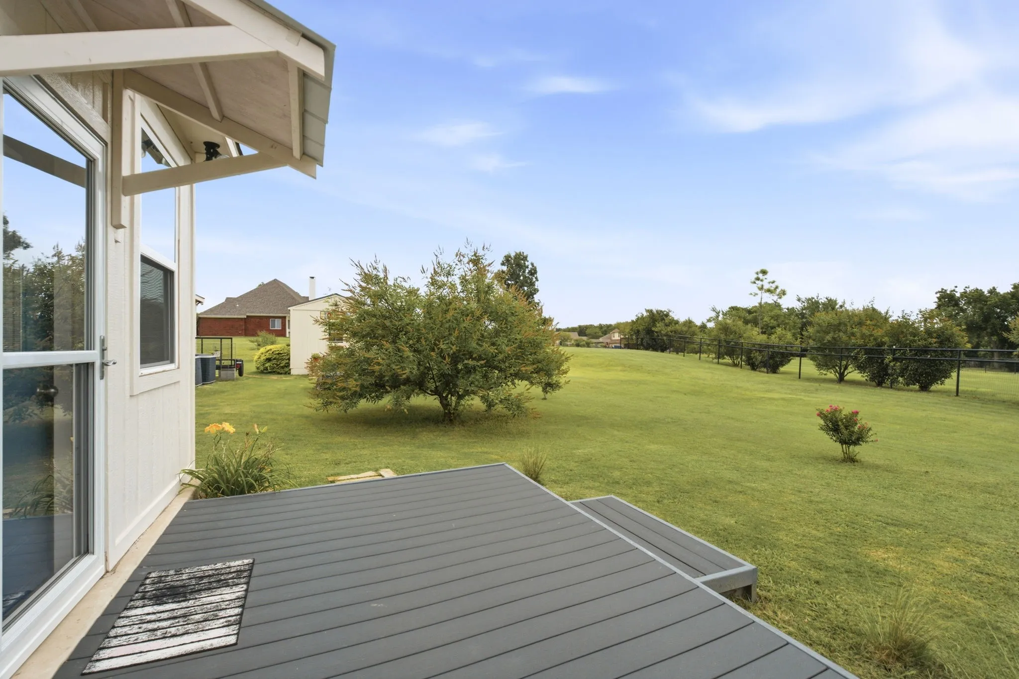 Single Family Residence For Sale in Grayson County , 131 Whispering Winds Drive, Gunter, Texas 75058, 3 Bedroom, 2 Bathroom, 3 Garage spaces, 2,533 Sqft, built in 2016, mls#21330846, Real Estate Agent in Gunter, Homes For Sale in Grayson county, Homes For Sale in Gunter, Realtor in Gunter Texas, Real Estate Brokerage Independent Realty Texas, Luminita Cordes Realtor