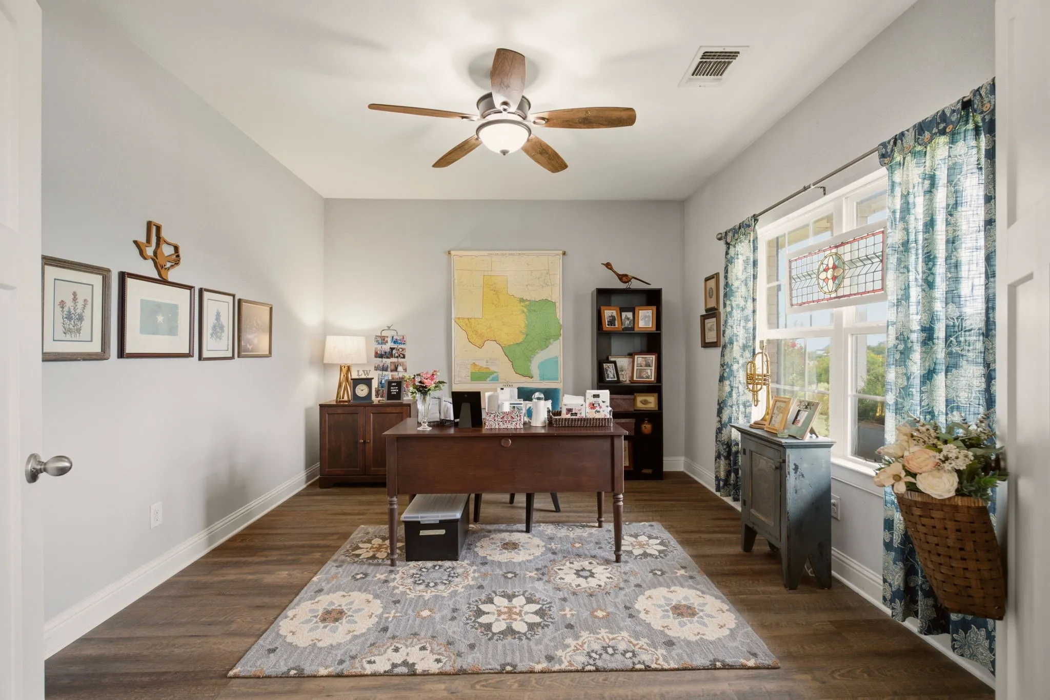 Single Family Residence For Sale in Grayson County , 131 Whispering Winds Drive, Gunter, Texas 75058, 3 Bedroom, 2 Bathroom, 3 Garage spaces, 2,533 Sqft, built in 2016, mls#21330846, Real Estate Agent in Gunter, Homes For Sale in Grayson county, Homes For Sale in Gunter, Realtor in Gunter Texas, Real Estate Brokerage Independent Realty Texas, Luminita Cordes Realtor