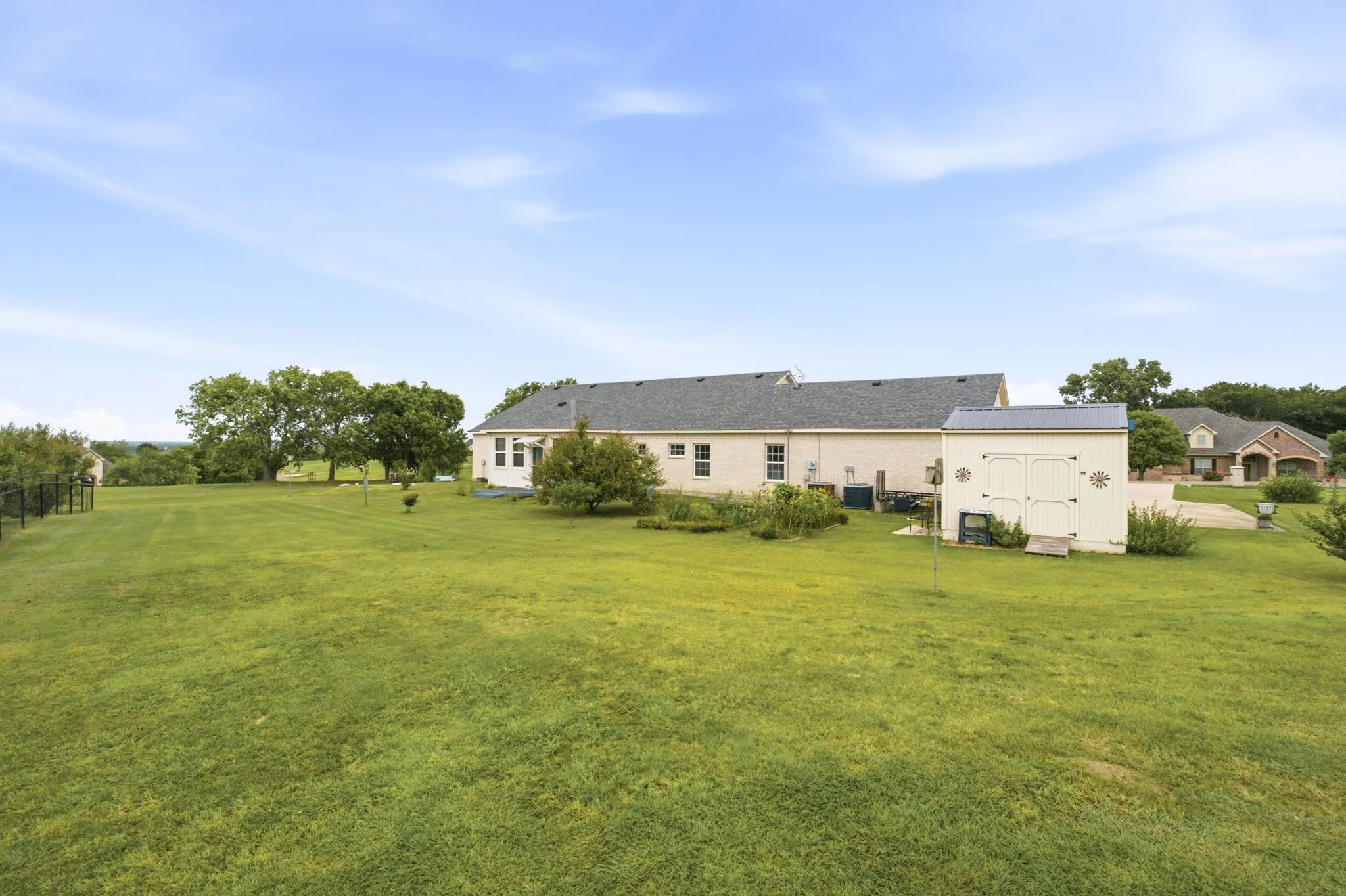 Single Family Residence For Sale in Grayson County , 131 Whispering Winds Drive, Gunter, Texas 75058, 3 Bedroom, 2 Bathroom, 3 Garage spaces, 2,533 Sqft, built in 2016, mls#21330846, Real Estate Agent in Gunter, Homes For Sale in Grayson county, Homes For Sale in Gunter, Realtor in Gunter Texas, Real Estate Brokerage Independent Realty Texas, Luminita Cordes Realtor