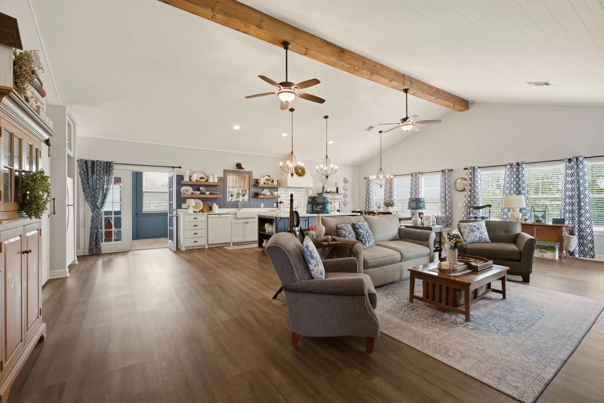 Single Family Residence For Sale in Grayson County , 131 Whispering Winds Drive, Gunter, Texas 75058, 3 Bedroom, 2 Bathroom, 3 Garage spaces, 2,533 Sqft, built in 2016, mls#21330846, Real Estate Agent in Gunter, Homes For Sale in Grayson county, Homes For Sale in Gunter, Realtor in Gunter Texas, Real Estate Brokerage Independent Realty Texas, Luminita Cordes Realtor