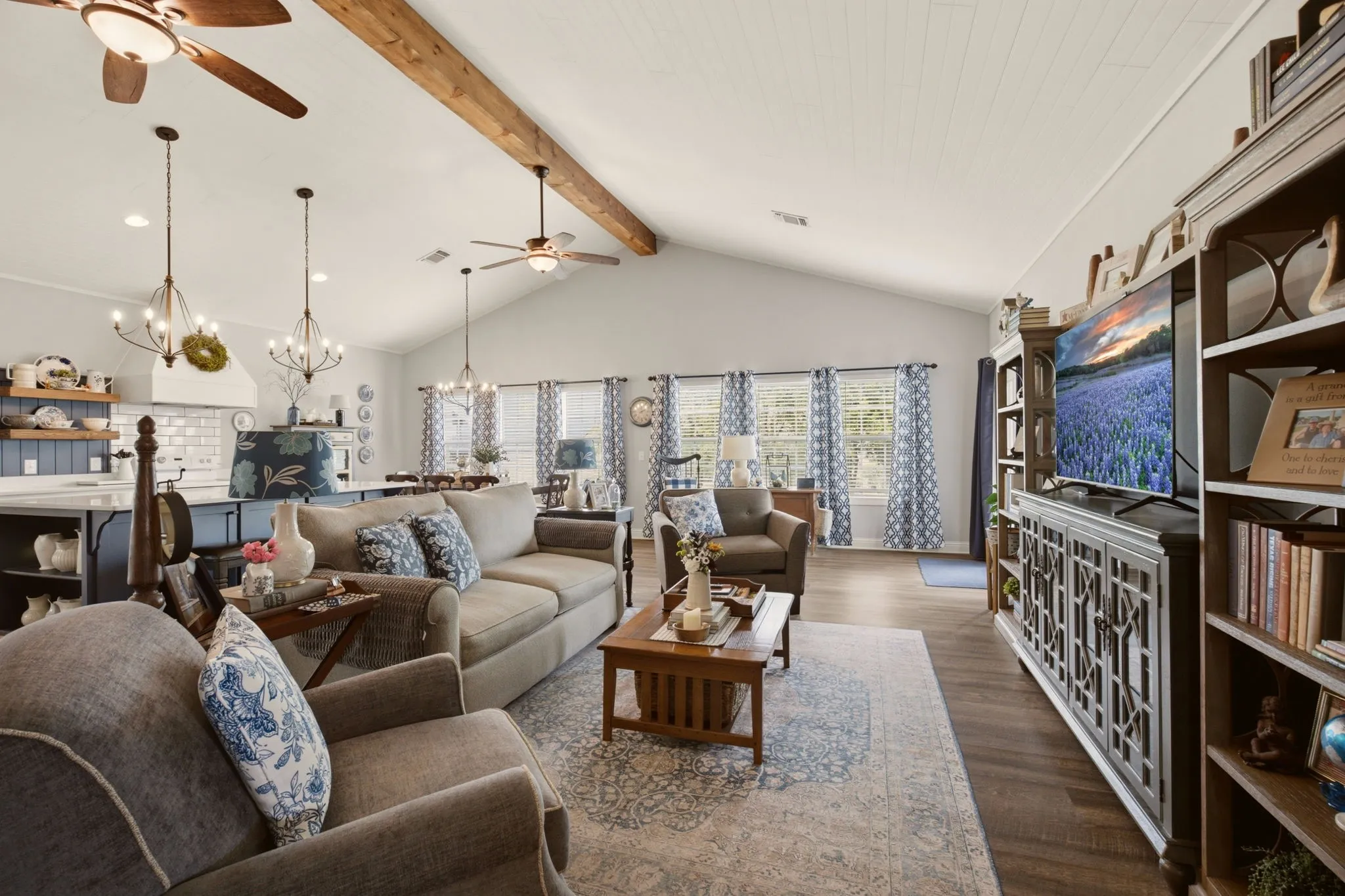 Single Family Residence For Sale in Grayson County , 131 Whispering Winds Drive, Gunter, Texas 75058, 3 Bedroom, 2 Bathroom, 3 Garage spaces, 2,533 Sqft, built in 2016, mls#21330846, Real Estate Agent in Gunter, Homes For Sale in Grayson county, Homes For Sale in Gunter, Realtor in Gunter Texas, Real Estate Brokerage Independent Realty Texas, Luminita Cordes Realtor