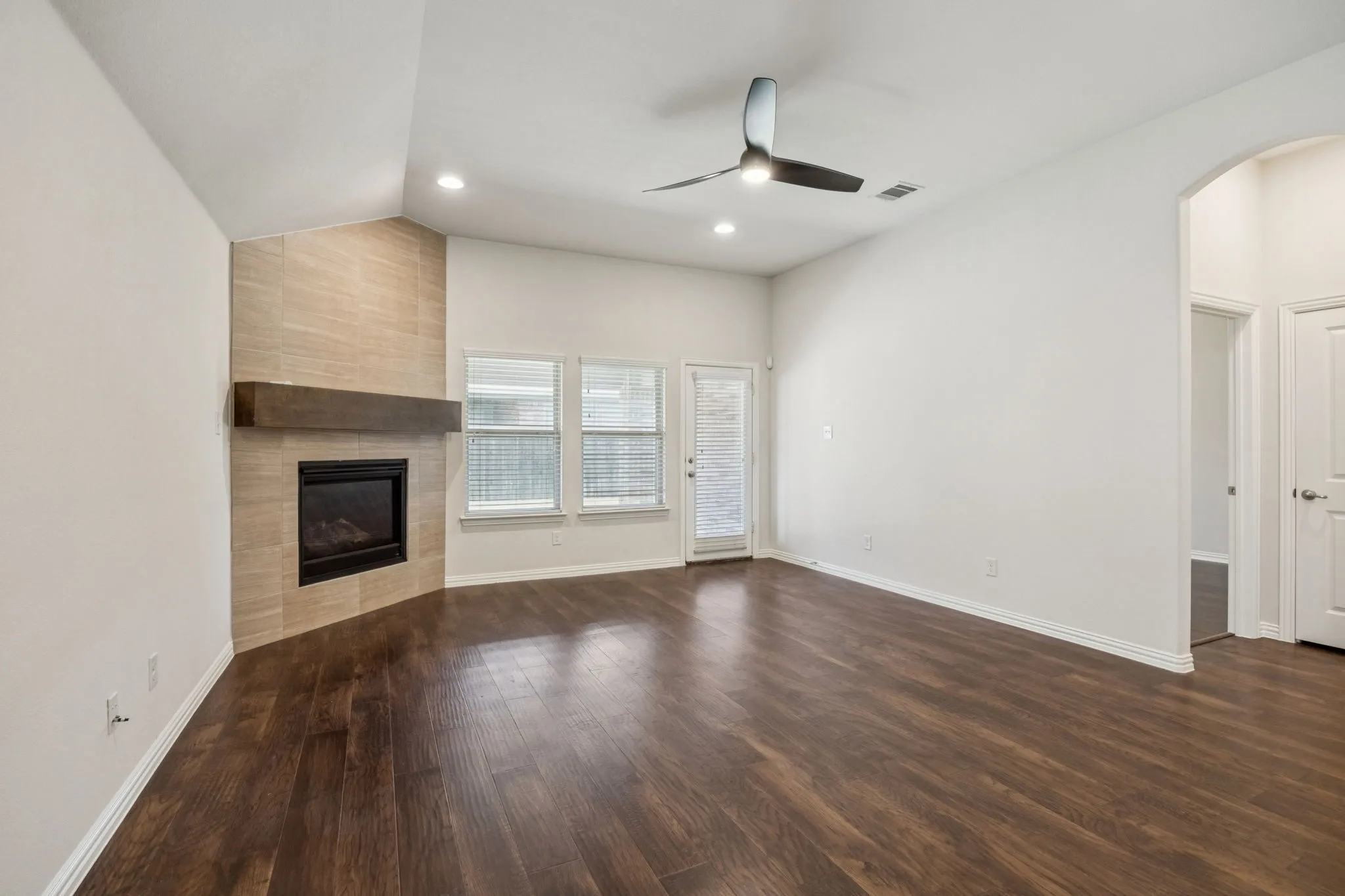 Single Family Residence For Rent in Collin County , 2317 Houston Drive, Melissa, Texas 75454, 3 Bedroom, 2 Bathroom, 2 Garage spaces, 2,013 Sqft, built in 2017, mls#21334209, Real Estate Agent in Melissa, Homes For Rent in Collin county, Homes For Rent in Melissa, Realtor in Melissa Texas, Real Estate Brokerage Independent Realty Texas, Luminita Cordes Realtor