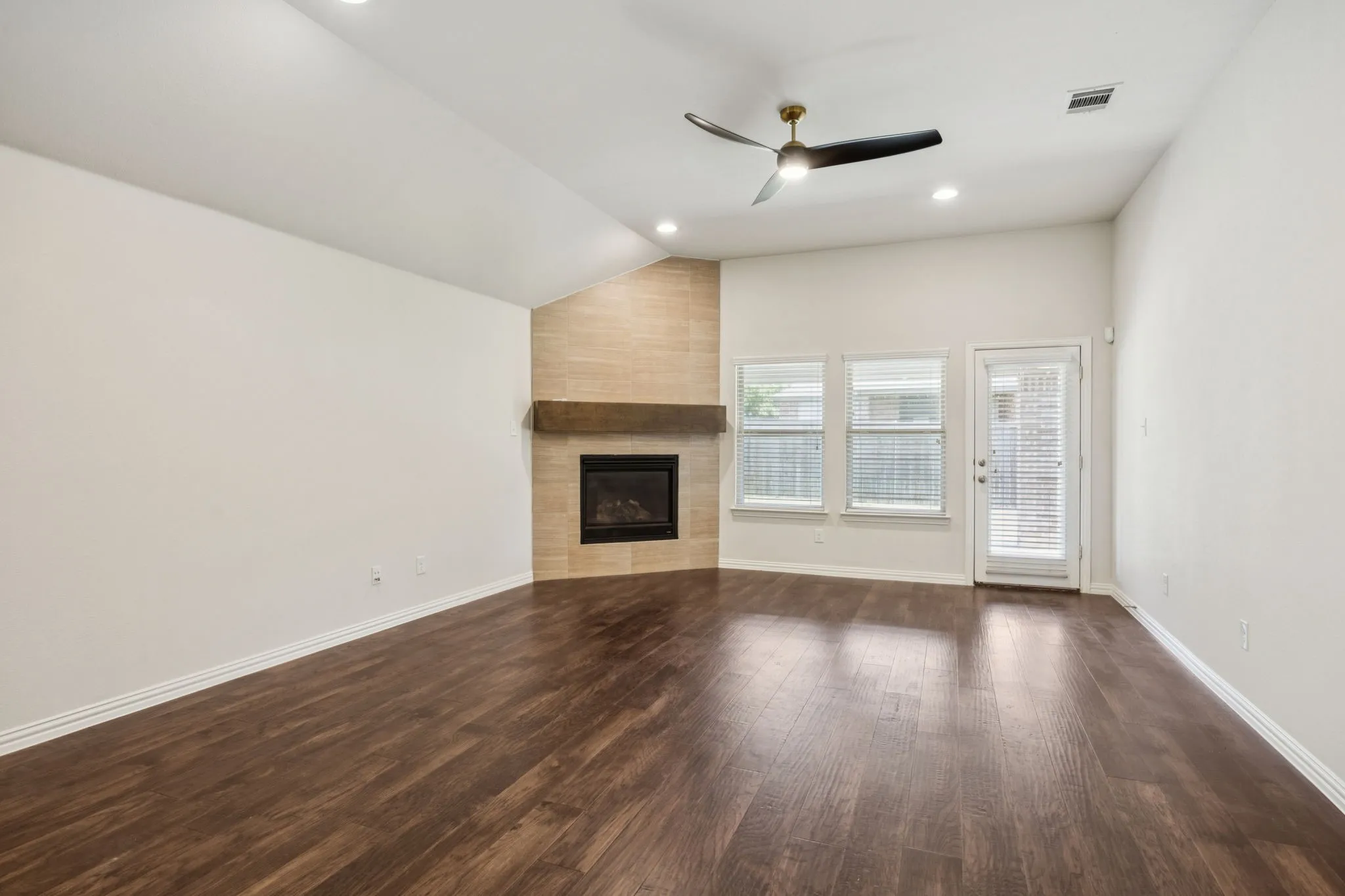 Single Family Residence For Rent in Collin County , 2317 Houston Drive, Melissa, Texas 75454, 3 Bedroom, 2 Bathroom, 2 Garage spaces, 2,013 Sqft, built in 2017, mls#21334209, Real Estate Agent in Melissa, Homes For Rent in Collin county, Homes For Rent in Melissa, Realtor in Melissa Texas, Real Estate Brokerage Independent Realty Texas, Luminita Cordes Realtor