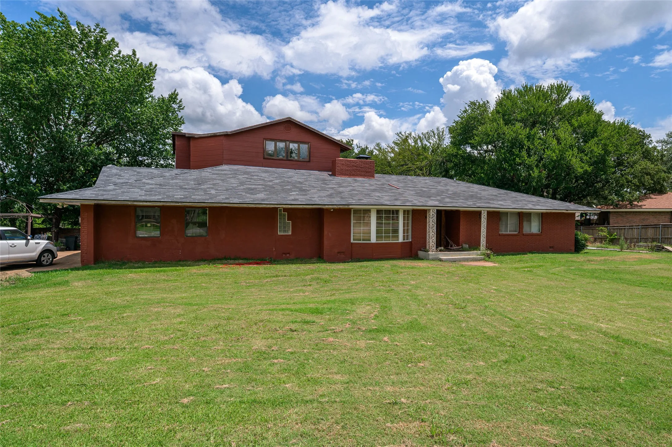 Single Family Residence For Sale in Grayson County , 105 Texoma Terrace Road, Denison, Texas 75020, 5 Bedrooms, 5 Bathrooms, 1 Garage spaces, 5,000 Sqft, built in 1957, Price $299,000, mls#21326264, Real Estate Agent in Denison, Homes For Sale in Grayson county, Homes For Sale in Denison, Realtor in Denison Texas, Real Estate Brokerage Independent Realty Texas, Luminita Cordes Realtor
