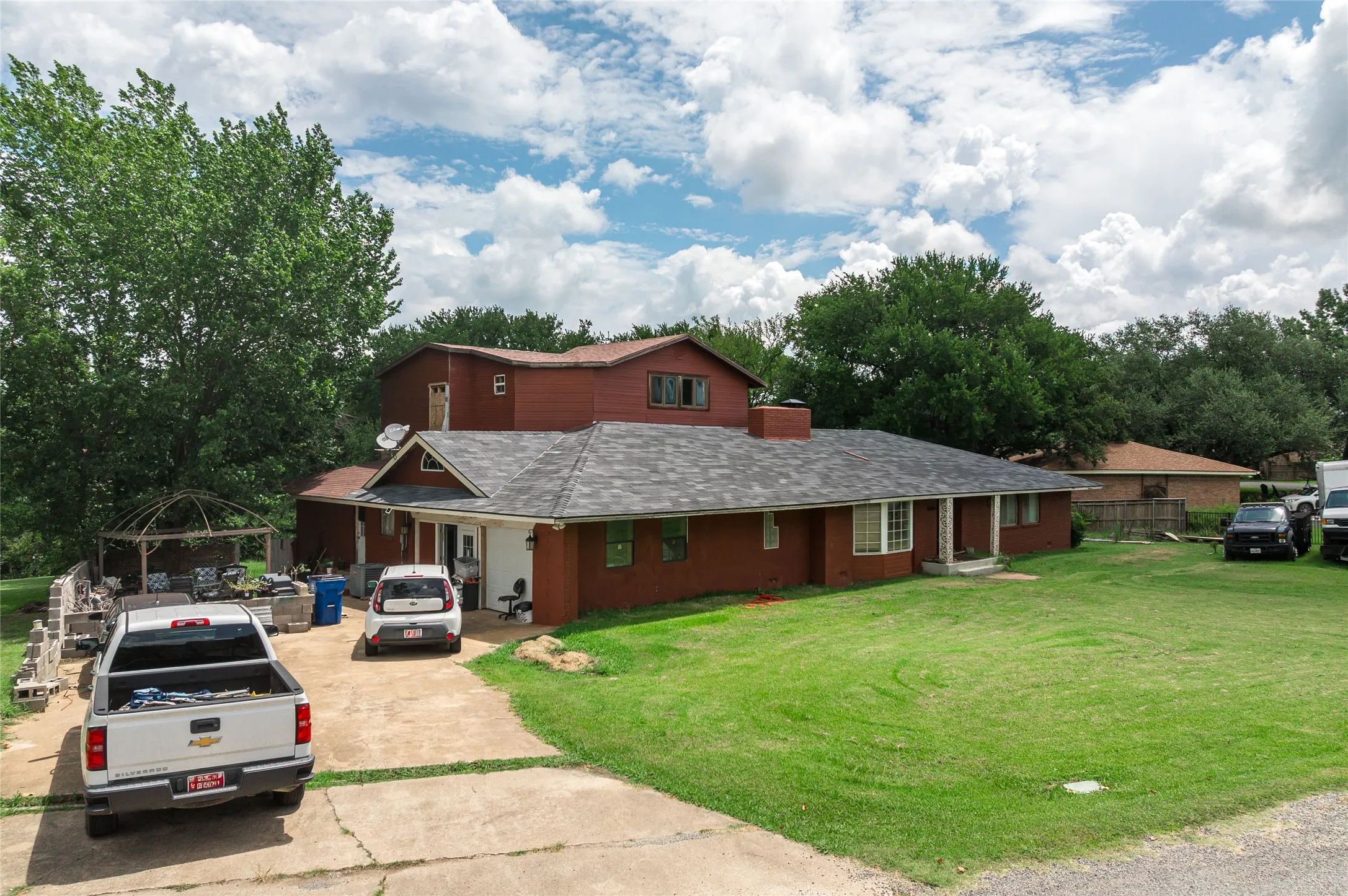 Single Family Residence For Sale in Grayson County , 105 Texoma Terrace Road, Denison, Texas 75020, 5 Bedrooms, 5 Bathrooms, 1 Garage spaces, 5,000 Sqft, built in 1957, Price $299,000, mls#21326264, Real Estate Agent in Denison, Homes For Sale in Grayson county, Homes For Sale in Denison, Realtor in Denison Texas, Real Estate Brokerage Independent Realty Texas, Luminita Cordes Realtor