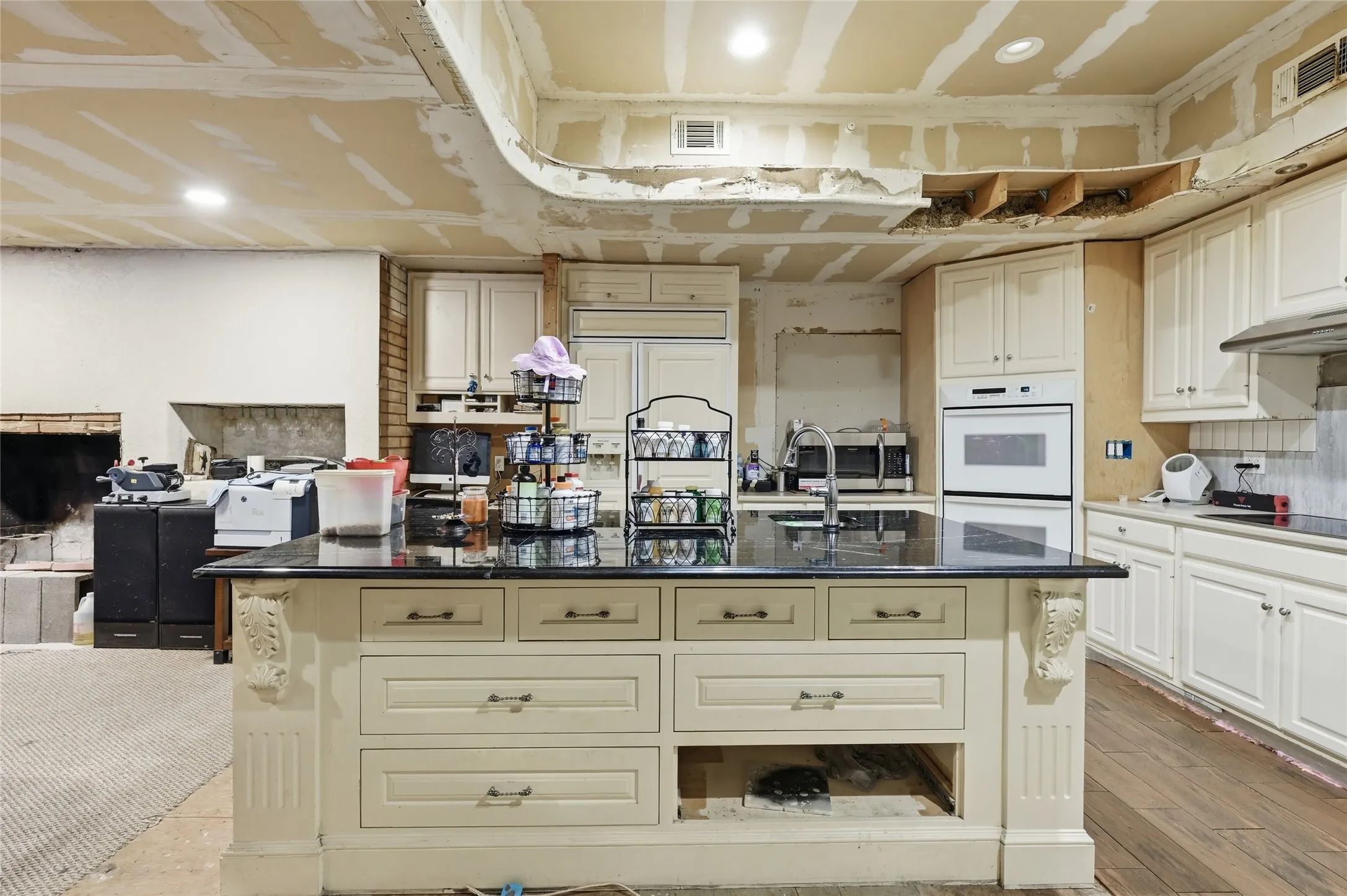 Single Family Residence For Sale in Grayson County , 105 Texoma Terrace Road, Denison, Texas 75020, 5 Bedrooms, 5 Bathrooms, 1 Garage spaces, 5,000 Sqft, built in 1957, Price $299,000, mls#21326264, Real Estate Agent in Denison, Homes For Sale in Grayson county, Homes For Sale in Denison, Realtor in Denison Texas, Real Estate Brokerage Independent Realty Texas, Luminita Cordes Realtor