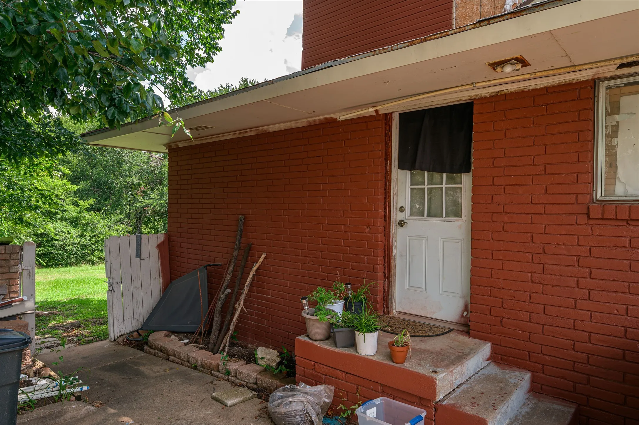Single Family Residence For Sale in Grayson County , 105 Texoma Terrace Road, Denison, Texas 75020, 5 Bedrooms, 5 Bathrooms, 1 Garage spaces, 5,000 Sqft, built in 1957, Price $299,000, mls#21326264, Real Estate Agent in Denison, Homes For Sale in Grayson county, Homes For Sale in Denison, Realtor in Denison Texas, Real Estate Brokerage Independent Realty Texas, Luminita Cordes Realtor