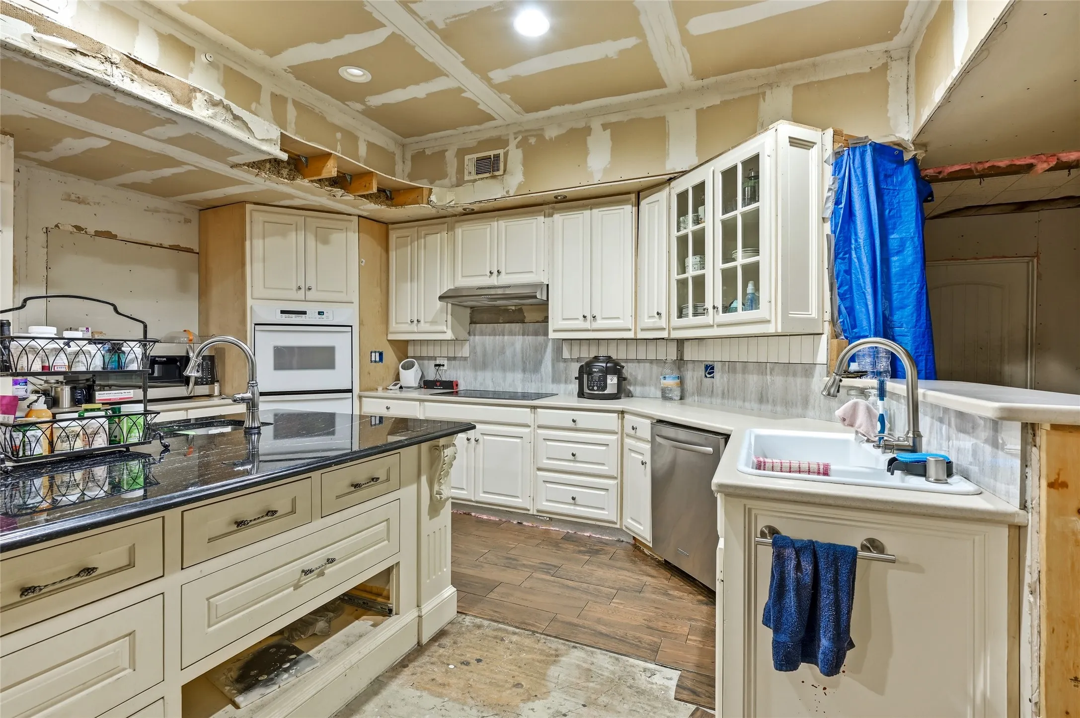 Single Family Residence For Sale in Grayson County , 105 Texoma Terrace Road, Denison, Texas 75020, 5 Bedrooms, 5 Bathrooms, 1 Garage spaces, 5,000 Sqft, built in 1957, Price $299,000, mls#21326264, Real Estate Agent in Denison, Homes For Sale in Grayson county, Homes For Sale in Denison, Realtor in Denison Texas, Real Estate Brokerage Independent Realty Texas, Luminita Cordes Realtor