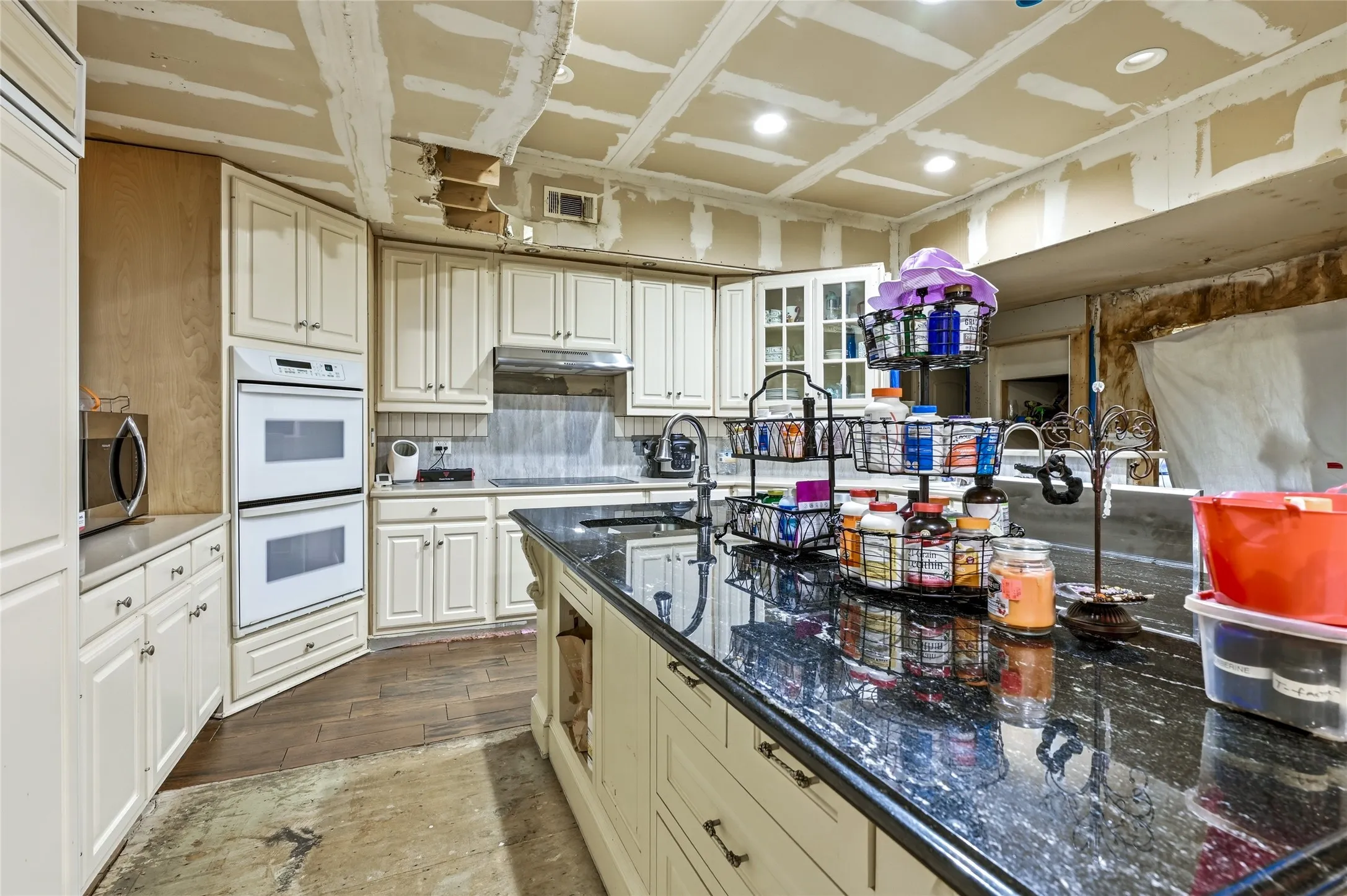 Single Family Residence For Sale in Grayson County , 105 Texoma Terrace Road, Denison, Texas 75020, 5 Bedrooms, 5 Bathrooms, 1 Garage spaces, 5,000 Sqft, built in 1957, Price $299,000, mls#21326264, Real Estate Agent in Denison, Homes For Sale in Grayson county, Homes For Sale in Denison, Realtor in Denison Texas, Real Estate Brokerage Independent Realty Texas, Luminita Cordes Realtor
