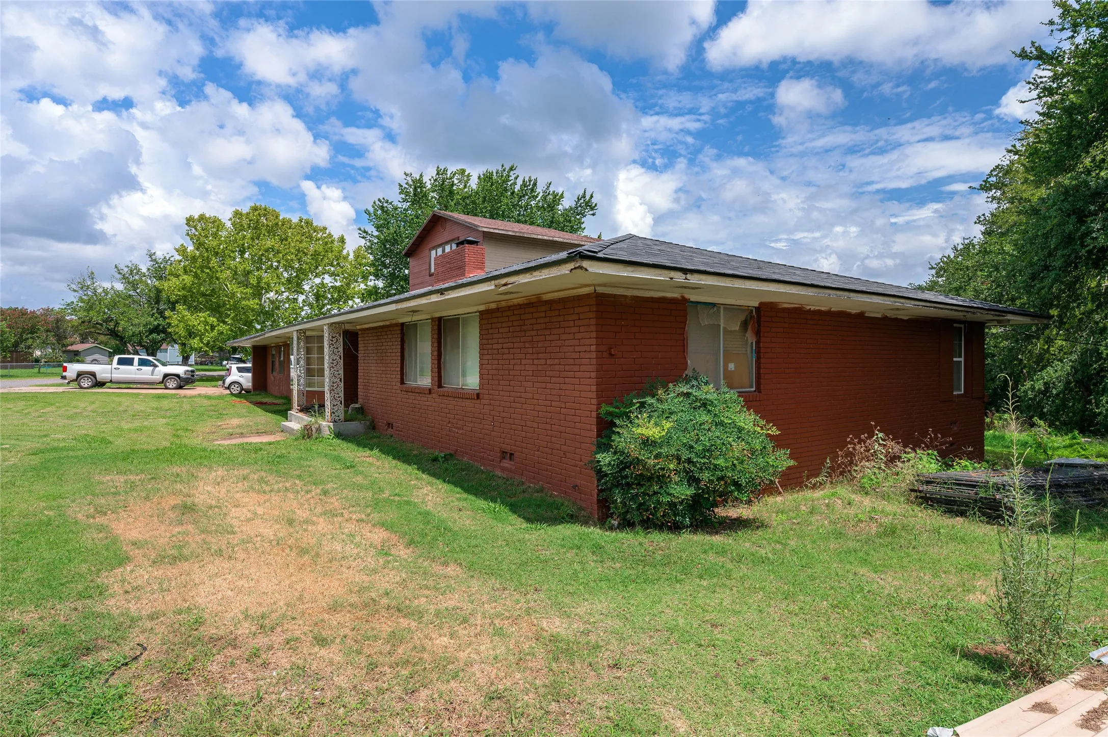 Single Family Residence For Sale in Grayson County , 105 Texoma Terrace Road, Denison, Texas 75020, 5 Bedrooms, 5 Bathrooms, 1 Garage spaces, 5,000 Sqft, built in 1957, Price $299,000, mls#21326264, Real Estate Agent in Denison, Homes For Sale in Grayson county, Homes For Sale in Denison, Realtor in Denison Texas, Real Estate Brokerage Independent Realty Texas, Luminita Cordes Realtor