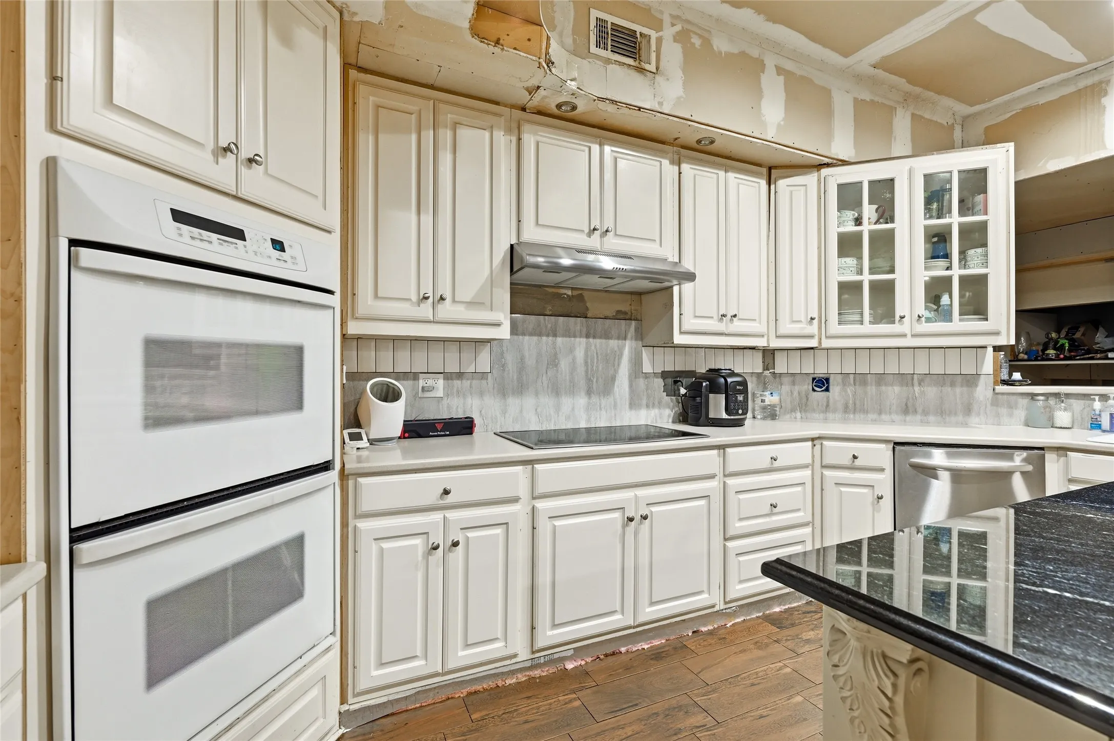 Single Family Residence For Sale in Grayson County , 105 Texoma Terrace Road, Denison, Texas 75020, 5 Bedrooms, 5 Bathrooms, 1 Garage spaces, 5,000 Sqft, built in 1957, Price $299,000, mls#21326264, Real Estate Agent in Denison, Homes For Sale in Grayson county, Homes For Sale in Denison, Realtor in Denison Texas, Real Estate Brokerage Independent Realty Texas, Luminita Cordes Realtor