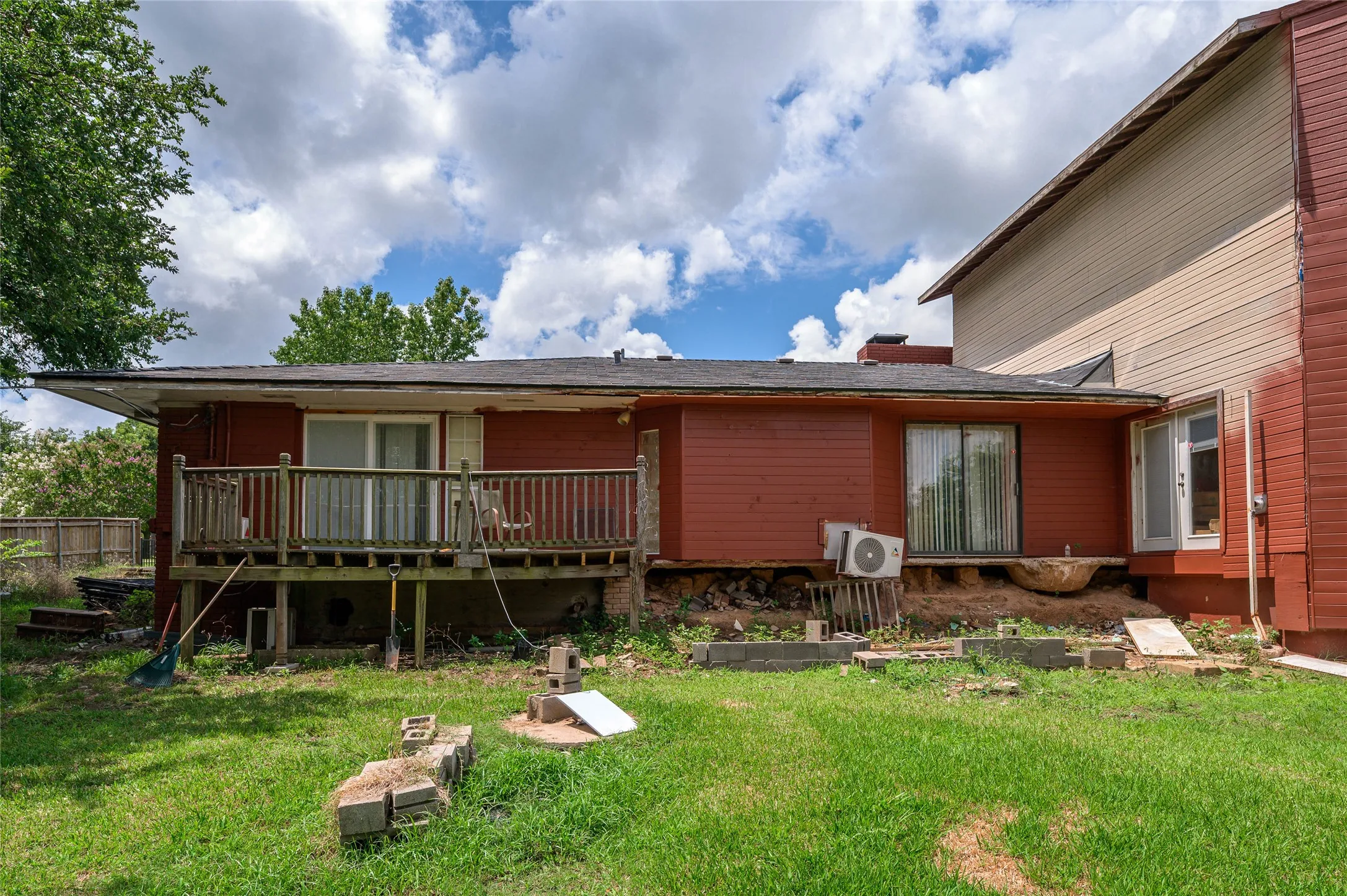 Single Family Residence For Sale in Grayson County , 105 Texoma Terrace Road, Denison, Texas 75020, 5 Bedrooms, 5 Bathrooms, 1 Garage spaces, 5,000 Sqft, built in 1957, Price $299,000, mls#21326264, Real Estate Agent in Denison, Homes For Sale in Grayson county, Homes For Sale in Denison, Realtor in Denison Texas, Real Estate Brokerage Independent Realty Texas, Luminita Cordes Realtor
