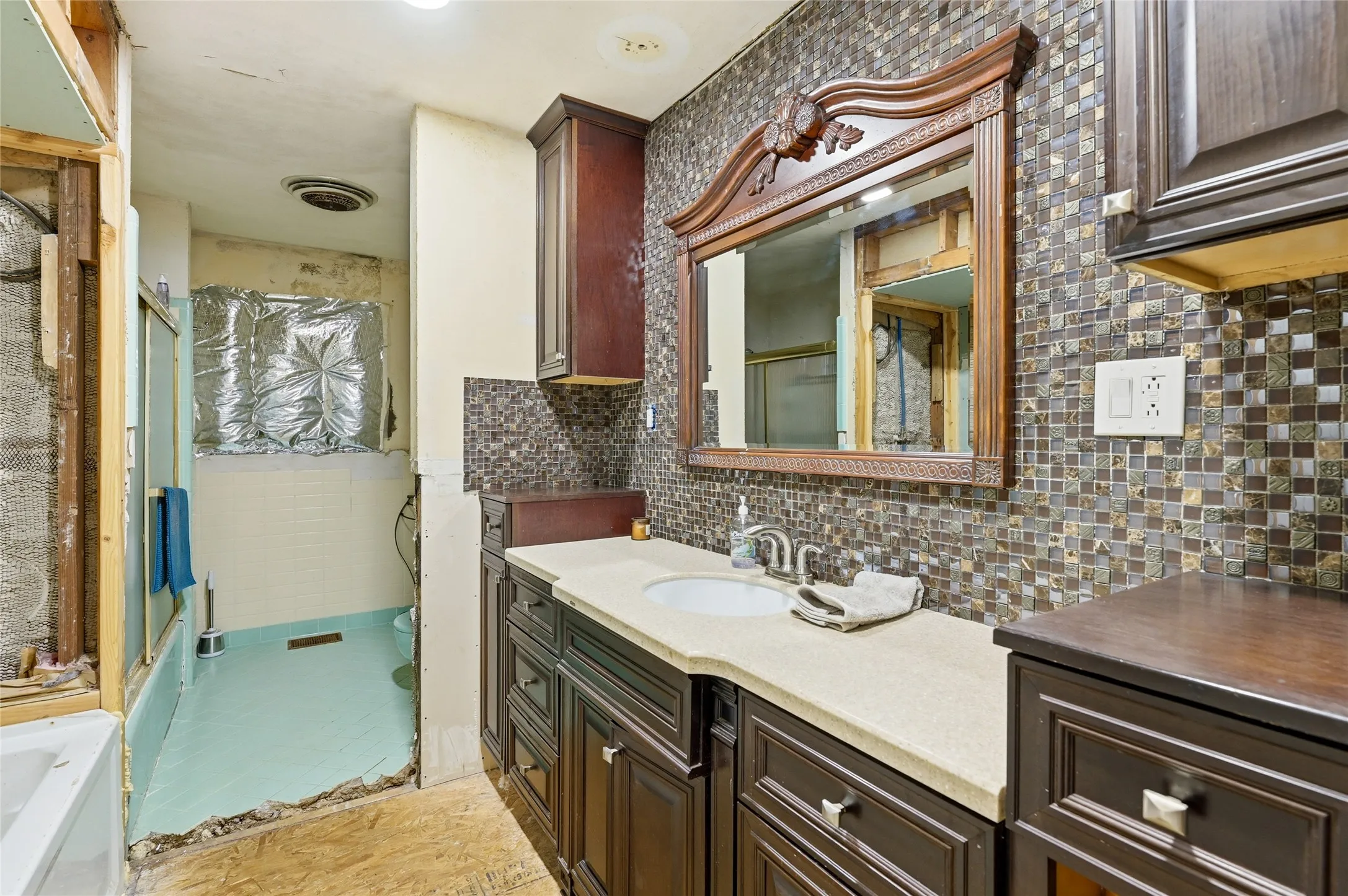 Single Family Residence For Sale in Grayson County , 105 Texoma Terrace Road, Denison, Texas 75020, 5 Bedrooms, 5 Bathrooms, 1 Garage spaces, 5,000 Sqft, built in 1957, Price $299,000, mls#21326264, Real Estate Agent in Denison, Homes For Sale in Grayson county, Homes For Sale in Denison, Realtor in Denison Texas, Real Estate Brokerage Independent Realty Texas, Luminita Cordes Realtor