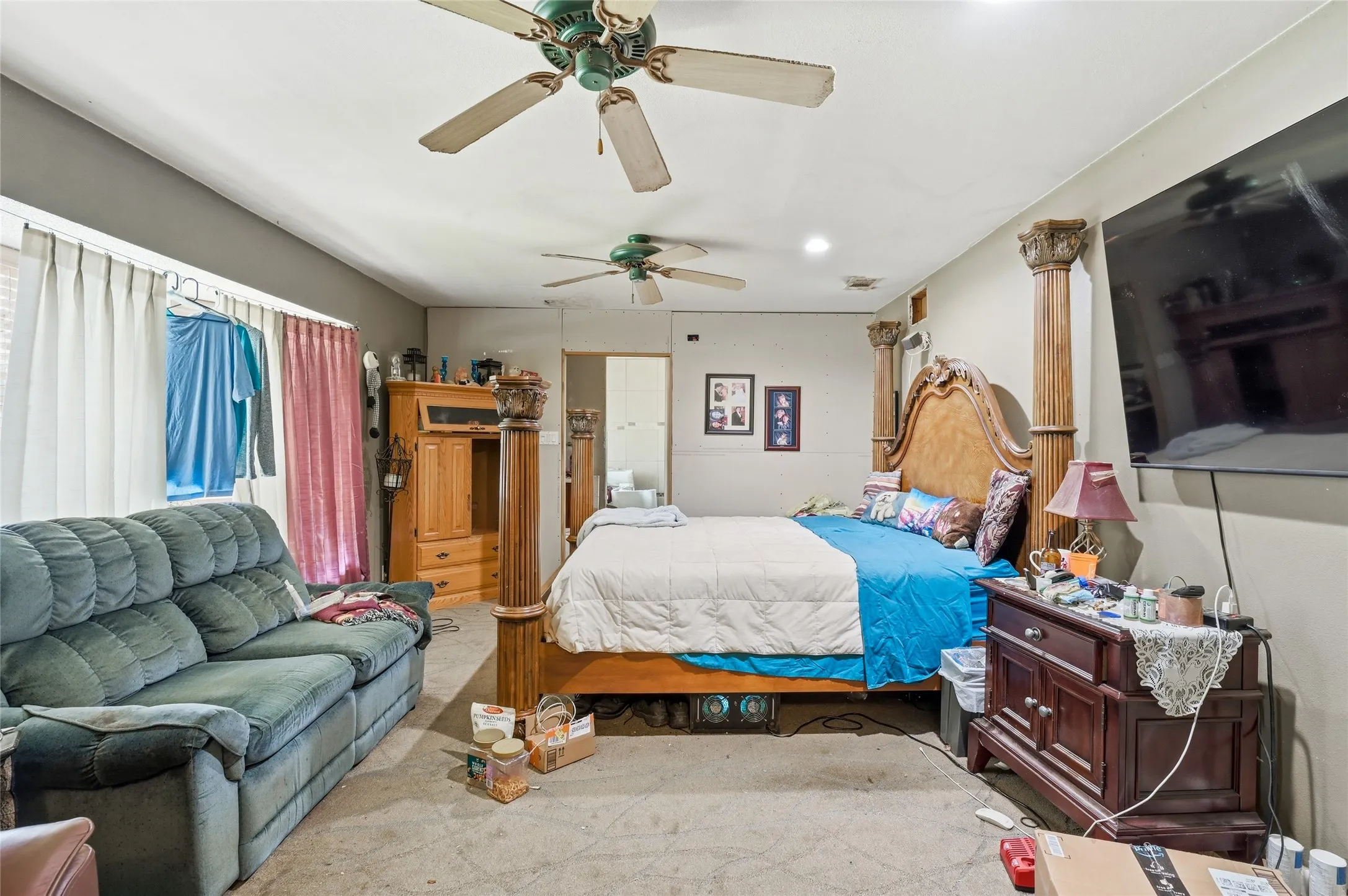 Single Family Residence For Sale in Grayson County , 105 Texoma Terrace Road, Denison, Texas 75020, 5 Bedrooms, 5 Bathrooms, 1 Garage spaces, 5,000 Sqft, built in 1957, Price $299,000, mls#21326264, Real Estate Agent in Denison, Homes For Sale in Grayson county, Homes For Sale in Denison, Realtor in Denison Texas, Real Estate Brokerage Independent Realty Texas, Luminita Cordes Realtor