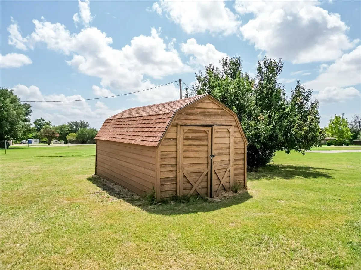 Storage shed conveys