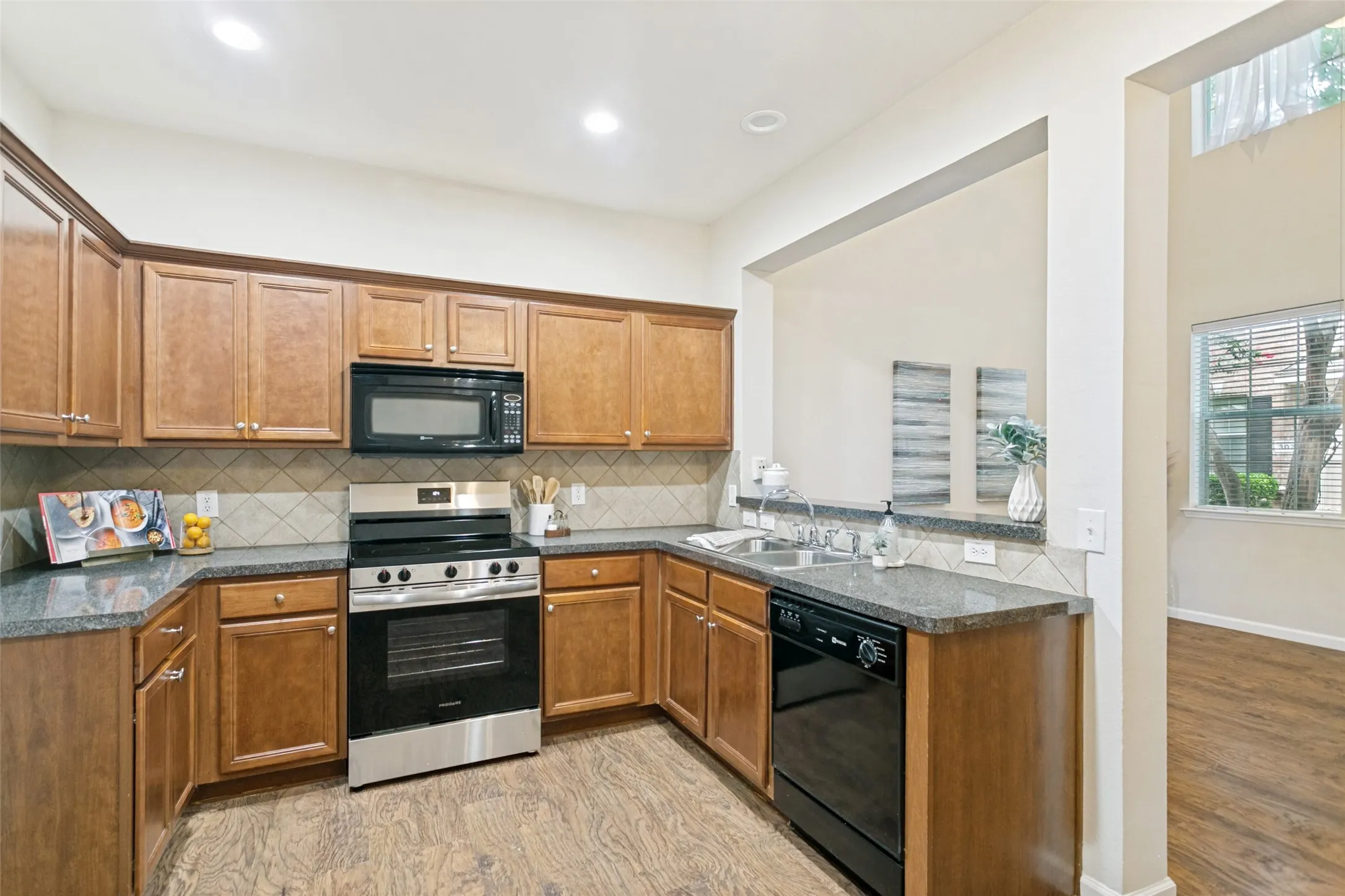 Townhouse For Sale in Collin County , 3033 Stone Forest Circle, Mc Kinney, Texas 75070, 2 Bedroom, 2 Bathroom, 2 Garage spaces, 1,234 Sqft, built in 2005, mls#21330709, Real Estate Agent in Mc Kinney, Homes For Sale in Collin county, Homes For Sale in Mc Kinney, Realtor in Mc Kinney Texas, Real Estate Brokerage Independent Realty Texas, Luminita Cordes Realtor