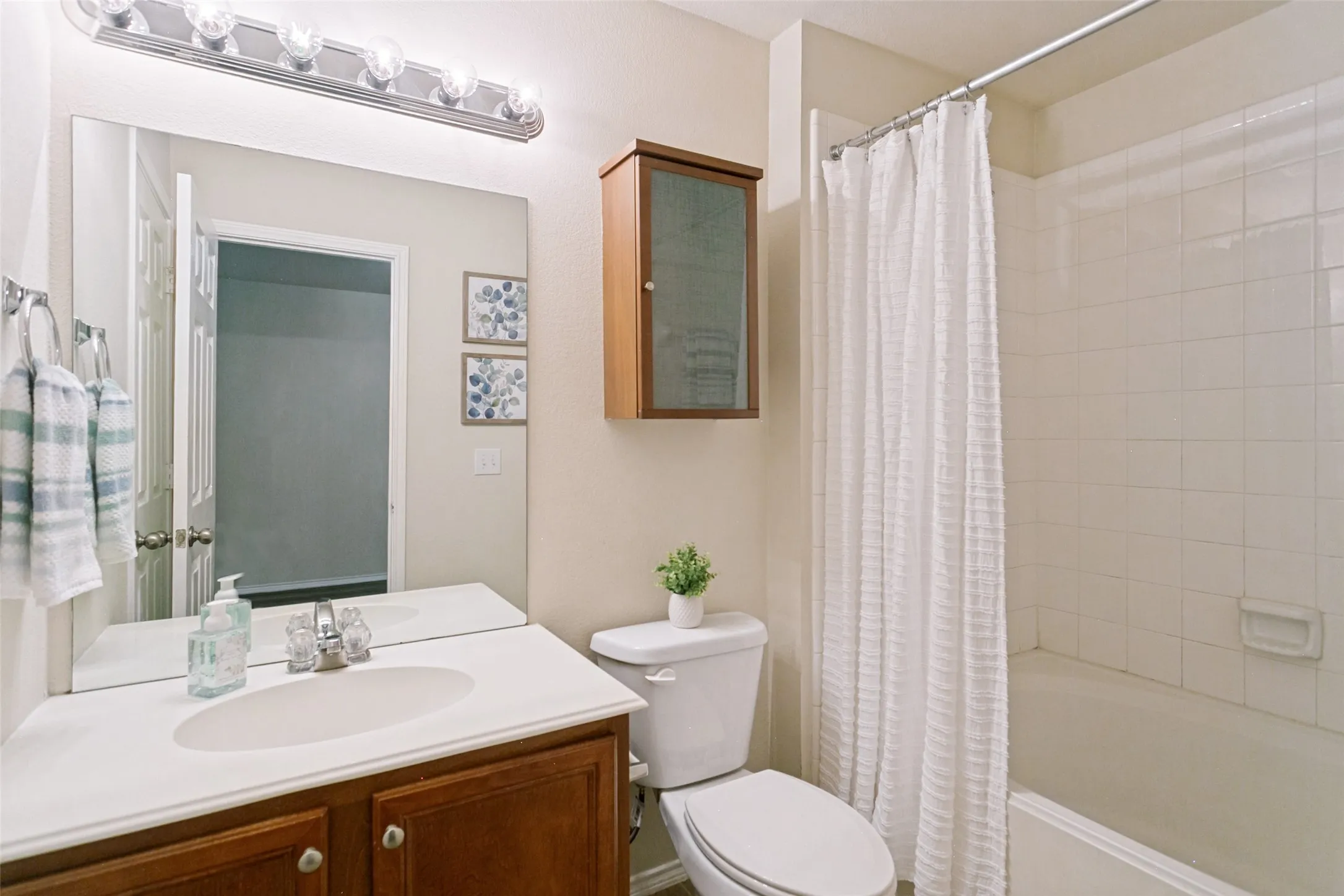 Townhouse For Sale in Collin County , 3033 Stone Forest Circle, Mc Kinney, Texas 75070, 2 Bedroom, 2 Bathroom, 2 Garage spaces, 1,234 Sqft, built in 2005, mls#21330709, Real Estate Agent in Mc Kinney, Homes For Sale in Collin county, Homes For Sale in Mc Kinney, Realtor in Mc Kinney Texas, Real Estate Brokerage Independent Realty Texas, Luminita Cordes Realtor