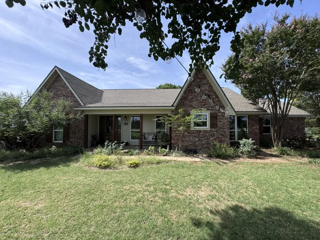 Single Family Residence For Sale in Denton County , 630 Dove Trail, Lewisville, Texas 75077, 4 Bedroom, 3 Bathroom, 2 Garage spaces, 2,041 Sqft, built in 1987, mls#21336041, Real Estate Agent in Lewisville, Homes For Sale in Denton county, Homes For Sale in Lewisville, Realtor in Lewisville Texas, Real Estate Brokerage Independent Realty Texas, Luminita Cordes Realtor