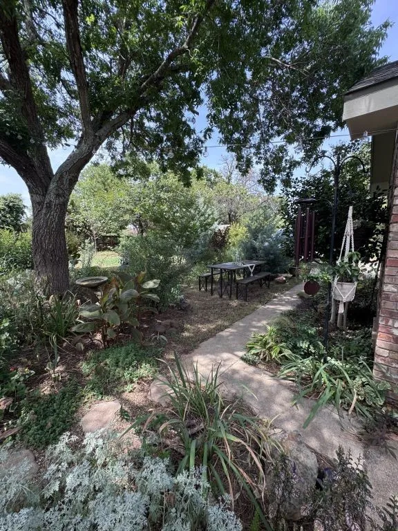 Single Family Residence For Sale in Denton County , 630 Dove Trail, Lewisville, Texas 75077, 4 Bedroom, 3 Bathroom, 2 Garage spaces, 2,041 Sqft, built in 1987, mls#21336041, Real Estate Agent in Lewisville, Homes For Sale in Denton county, Homes For Sale in Lewisville, Realtor in Lewisville Texas, Real Estate Brokerage Independent Realty Texas, Luminita Cordes Realtor