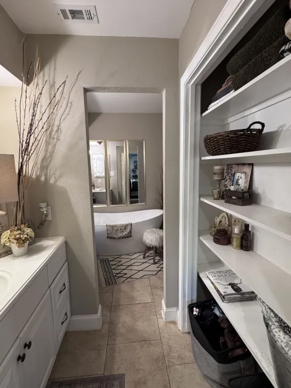 Single Family Residence For Sale in Denton County , 630 Dove Trail, Lewisville, Texas 75077, 4 Bedroom, 3 Bathroom, 2 Garage spaces, 2,041 Sqft, built in 1987, mls#21336041, Real Estate Agent in Lewisville, Homes For Sale in Denton county, Homes For Sale in Lewisville, Realtor in Lewisville Texas, Real Estate Brokerage Independent Realty Texas, Luminita Cordes Realtor
