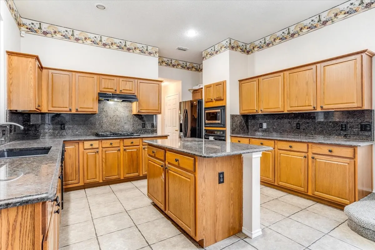 Single Family Residence For Sale in Dallas County , 1102 Waterside Court, Mesquite, Texas 75181, 4 Bedroom, 4 Bathroom, 3 Garage spaces, 3,654 Sqft, built in 2000, mls#21336204, Real Estate Agent in Mesquite, Homes For Sale in Dallas county, Homes For Sale in Mesquite, Realtor in Mesquite Texas, Real Estate Brokerage Independent Realty Texas, Luminita Cordes Realtor