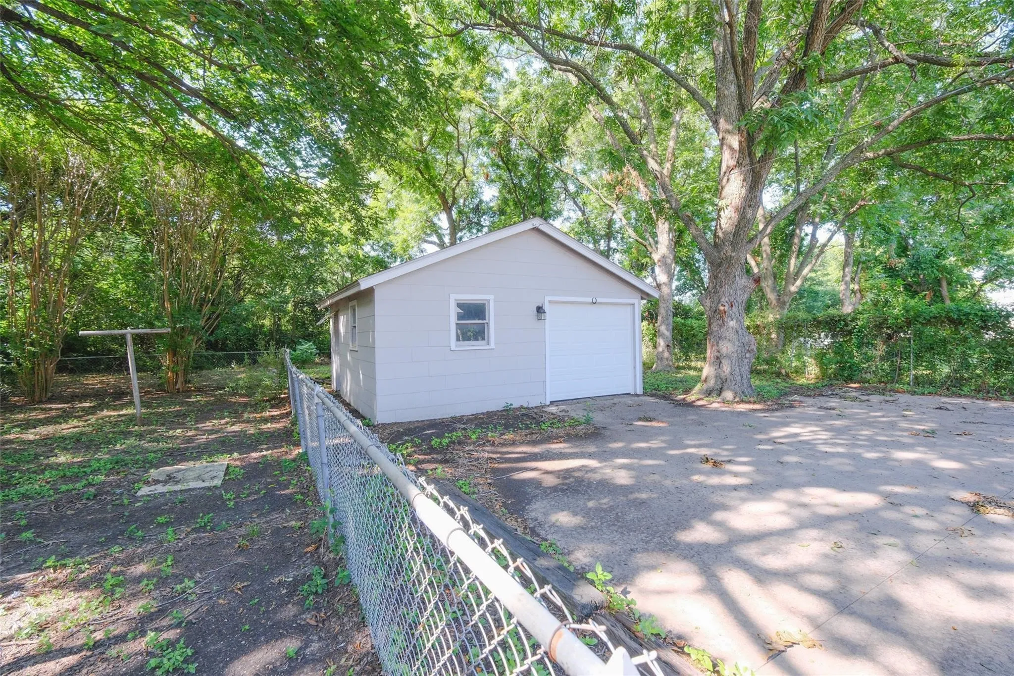 Single Family Residence For Rent in Tarrant County , 8301 Llano Avenue, Benbrook, Texas 76116, 2 Bedroom, 2 Bathroom, 3 Garage spaces, 1,800 Sqft, built in 1955, mls#21336210, Real Estate Agent in Benbrook, Homes For Rent in Tarrant county, Homes For Rent in Benbrook, Realtor in Benbrook Texas, Real Estate Brokerage Independent Realty Texas, Luminita Cordes Realtor