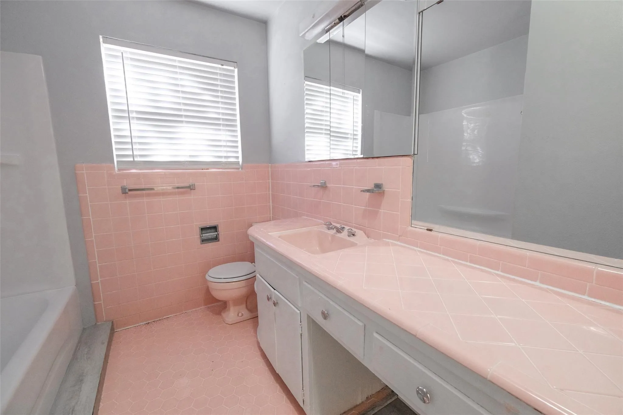 Single Family Residence For Rent in Tarrant County , 8301 Llano Avenue, Benbrook, Texas 76116, 2 Bedroom, 2 Bathroom, 3 Garage spaces, 1,800 Sqft, built in 1955, mls#21336210, Real Estate Agent in Benbrook, Homes For Rent in Tarrant county, Homes For Rent in Benbrook, Realtor in Benbrook Texas, Real Estate Brokerage Independent Realty Texas, Luminita Cordes Realtor