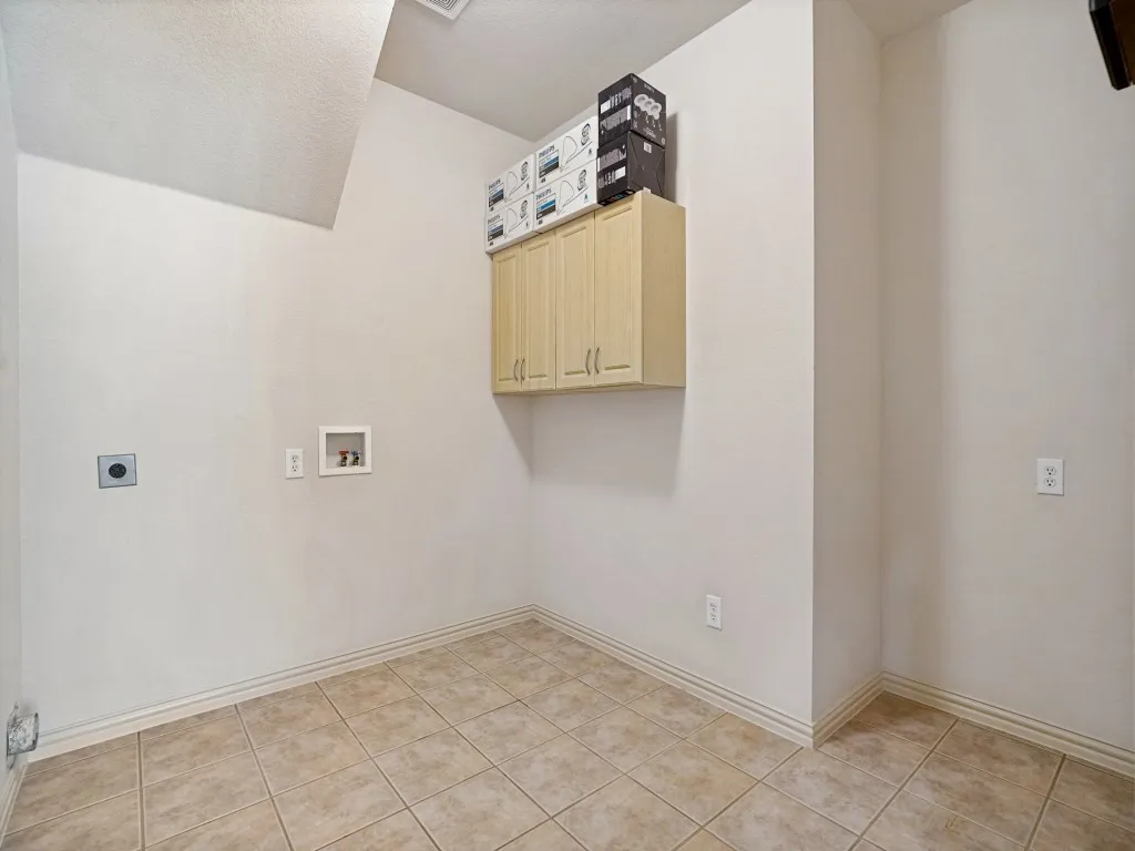 Single Family Residence For Sale in Tarrant County , 4816 Belladonna Drive, Fort Worth, Texas 76123, 5 Bedroom, 3 Bathroom, 2 Garage spaces, 3,316 Sqft, built in 2004, mls#21335549, Real Estate Agent in Fort Worth, Homes For Sale in Tarrant county, Homes For Sale in Fort Worth, Realtor in Fort Worth Texas, Real Estate Brokerage Independent Realty Texas, Luminita Cordes Realtor