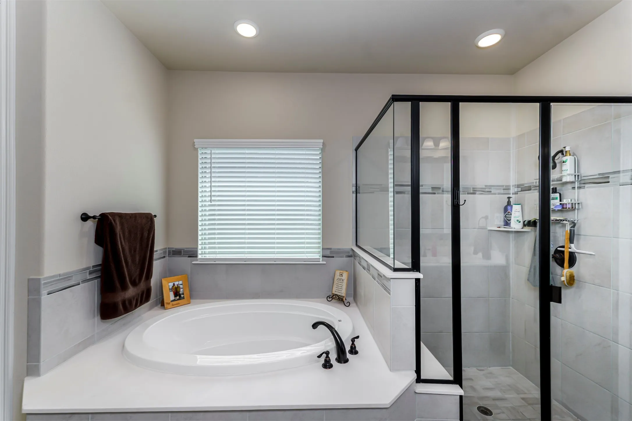 Single Family Residence For Sale in Ellis County , 606 Lonesome Dove Drive, Midlothian, Texas 76065, 4 Bedroom, 3 Bathroom, 2 Garage spaces, 2,873 Sqft, built in 2018, mls#21336143, Real Estate Agent in Midlothian, Homes For Sale in Ellis county, Homes For Sale in Midlothian, Realtor in Midlothian Texas, Real Estate Brokerage Independent Realty Texas, Luminita Cordes Realtor