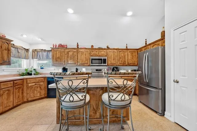 Kitchen with a central island featuring an integrated breakfast bar