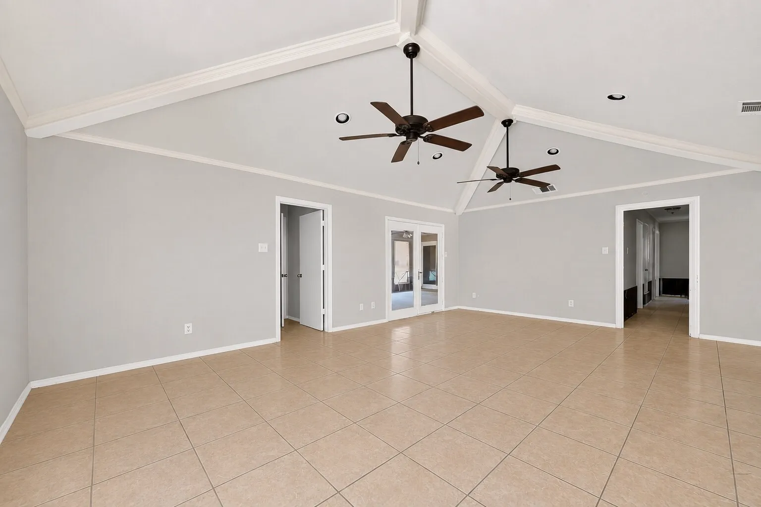 Single Family Residence For Sale in Dallas County , 600 Terrace Drive, De Soto, Texas 75115, 4 Bedroom, 4 Bathroom, 2 Garage spaces, 2,521 Sqft, built in 1974, mls#21335996, Real Estate Agent in De Soto, Homes For Sale in Dallas county, Homes For Sale in De Soto, Realtor in De Soto Texas, Real Estate Brokerage Independent Realty Texas, Luminita Cordes Realtor