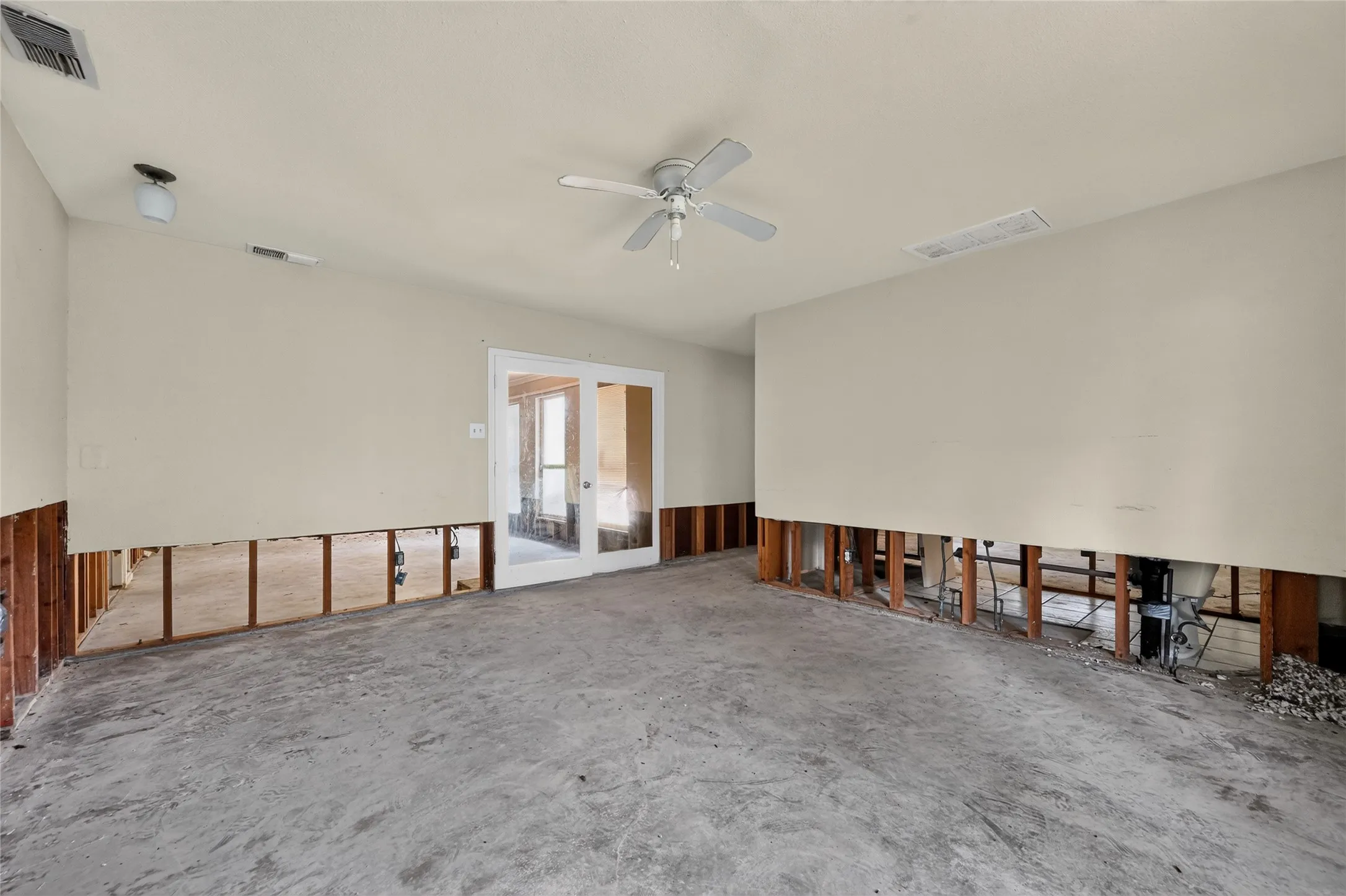 Single Family Residence For Sale in Dallas County , 600 Terrace Drive, De Soto, Texas 75115, 4 Bedroom, 4 Bathroom, 2 Garage spaces, 2,521 Sqft, built in 1974, mls#21335996, Real Estate Agent in De Soto, Homes For Sale in Dallas county, Homes For Sale in De Soto, Realtor in De Soto Texas, Real Estate Brokerage Independent Realty Texas, Luminita Cordes Realtor